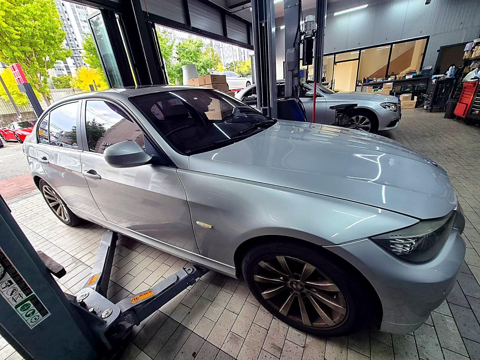 쌍촌본점에 입고된 은색 BMW 3시리즈 E90