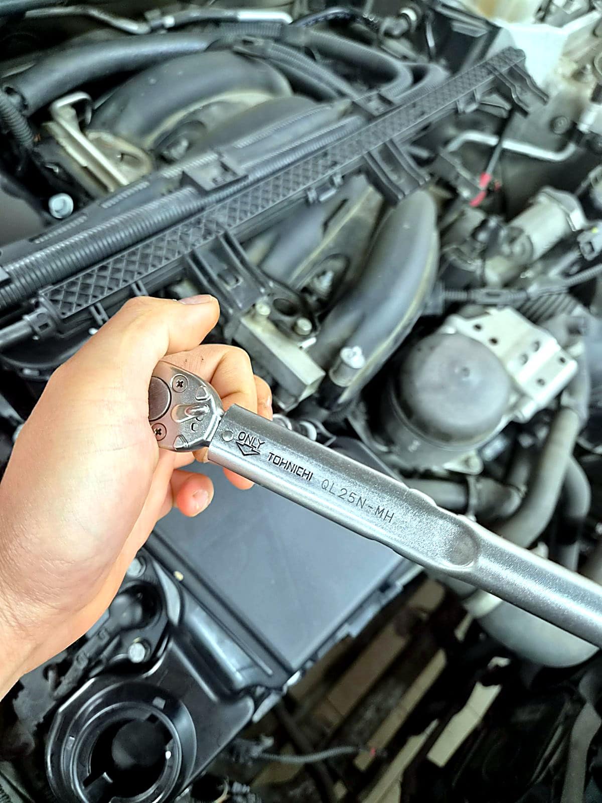 BMW 3시리즈 E90 헤드커버 체결 작업