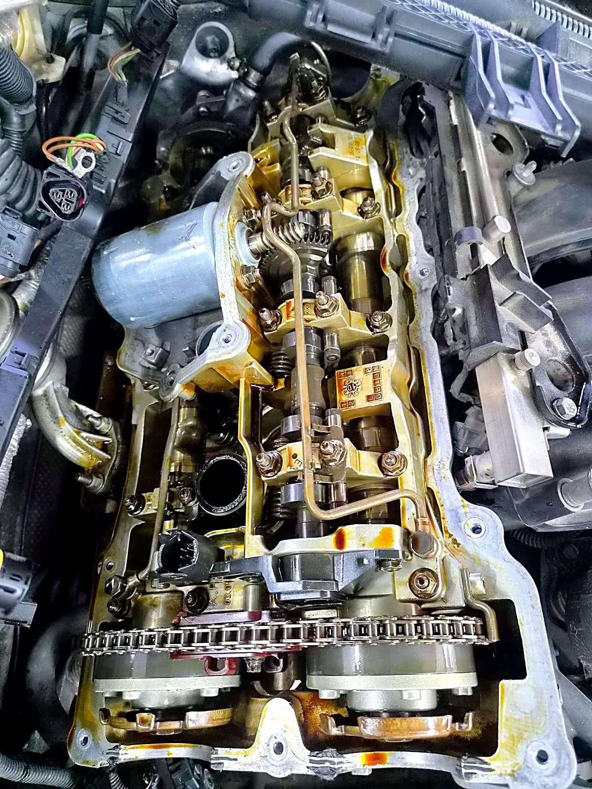 BMW 3시리즈 E90 헤드커버를 뗀 엔진 윗부분