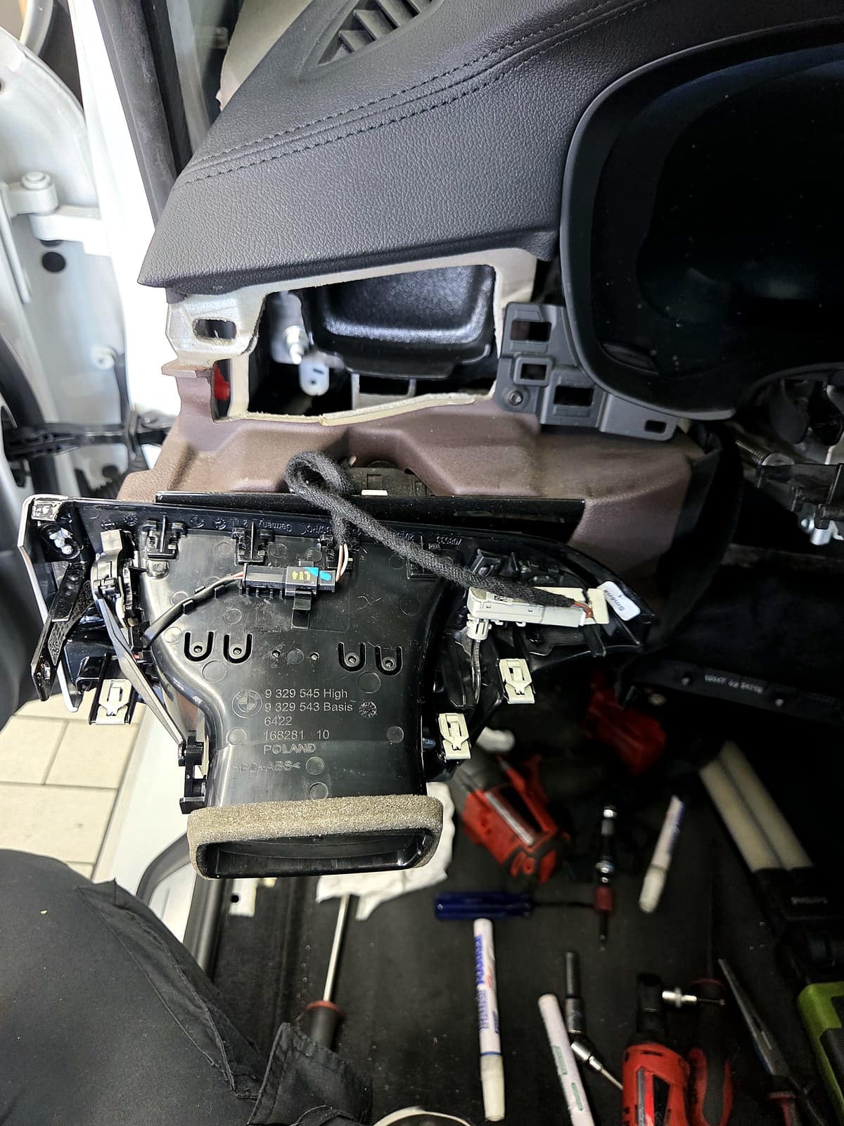 BMW 520 대시보드 안쪽 깊숙이 연결된 배선과 부품 커넥터들이 드러난 모습