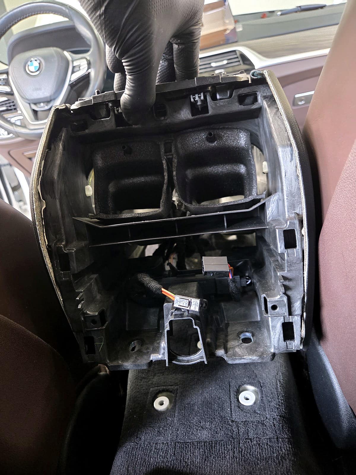 BMW 520 센터콘솔 통풍구 부위부터 분해를 시작하는 모습