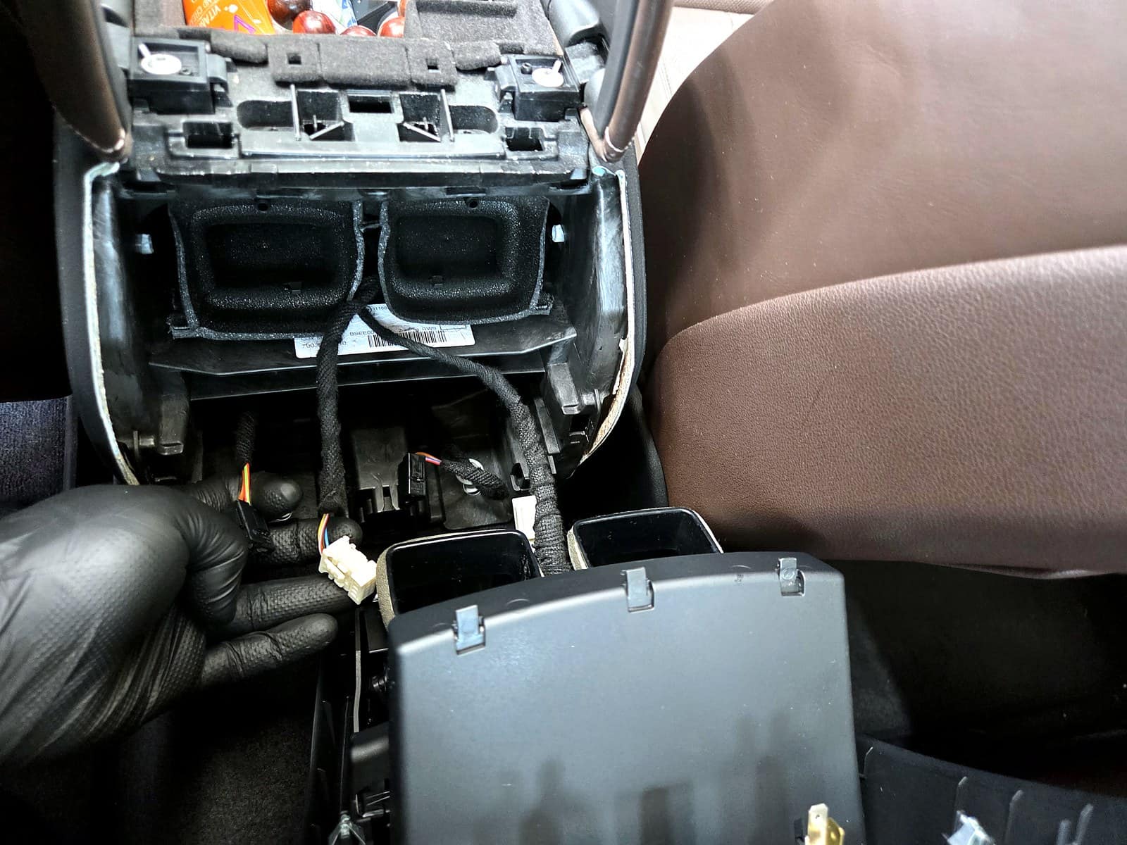에바포레이터 교체를 마치고 다시 조립 중인 BMW 520 센터콘솔 부위