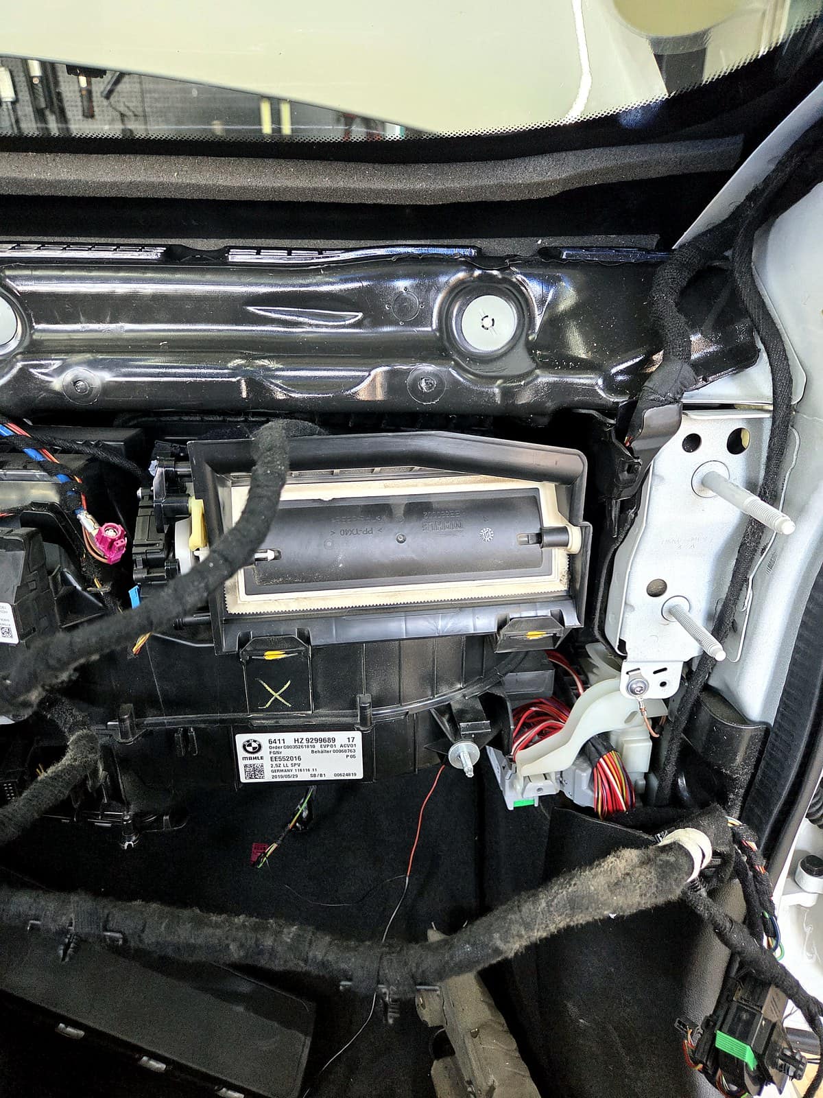 BMW 520 에어컨 에바포레이터가 들어있는 HVAC 하우징을 엔진룸 쪽에서 확인하는 모습