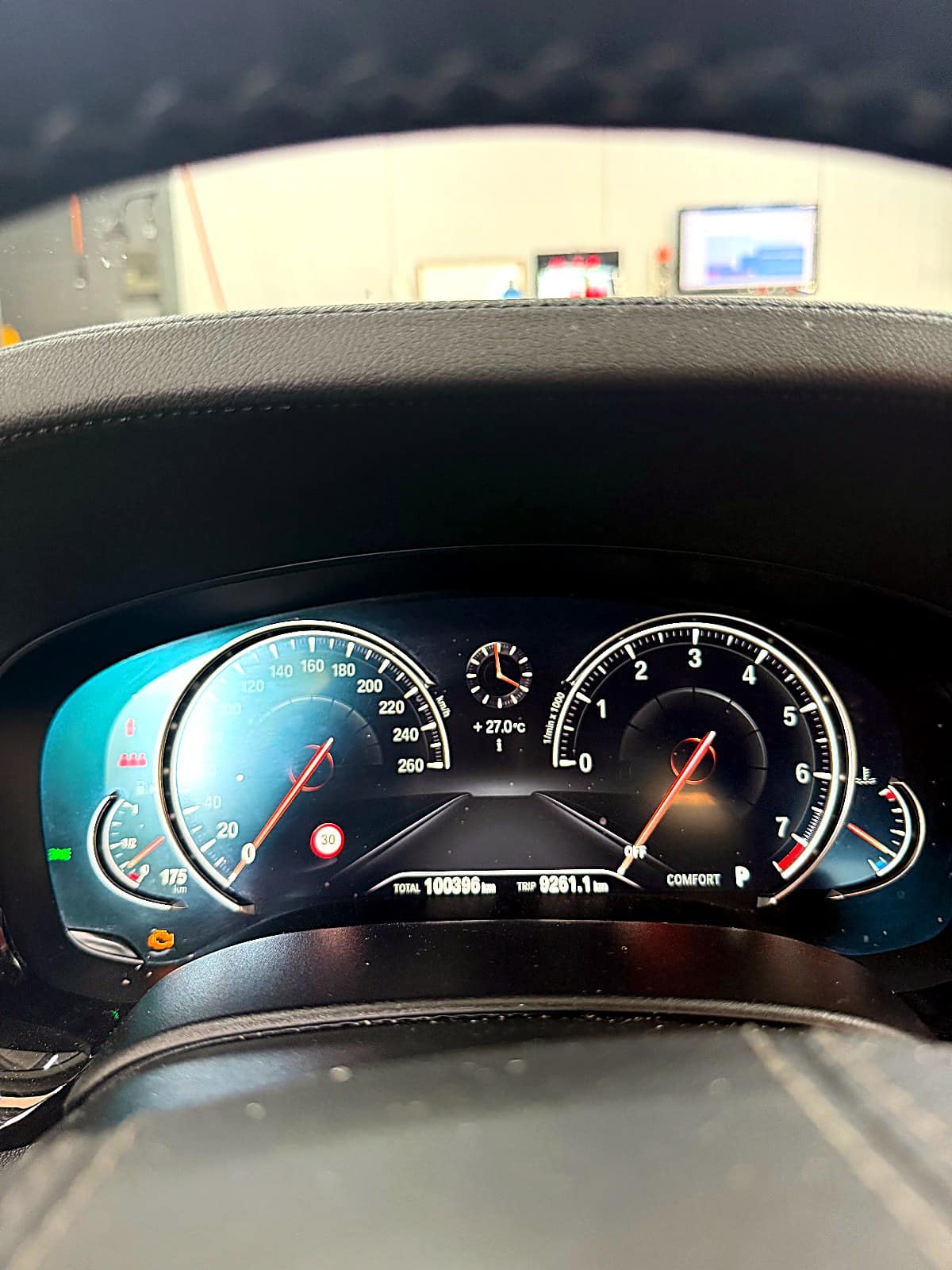 BMW 520i 계기판 누적 주행거리 100,396km와 왼쪽 아래 엔진 경고등