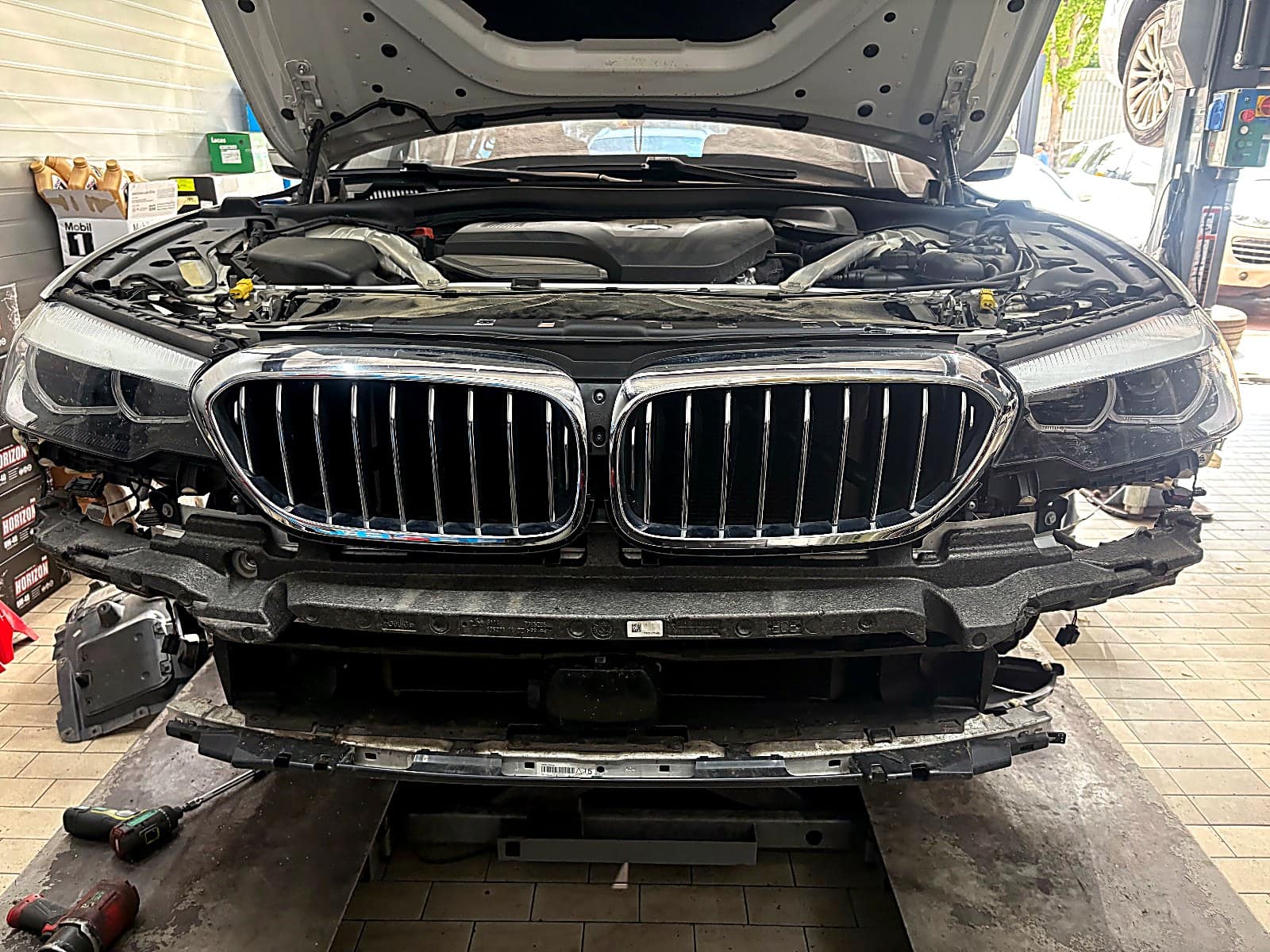 BMW 520i 새 셔터 위에 크롬 키드니 그릴을 장착한 모습