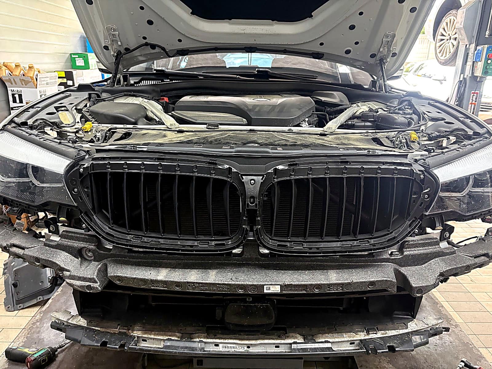 BMW 520i에 새 라디에이터 셔터 날개가 들어간 그릴 틀을 장착한 모습