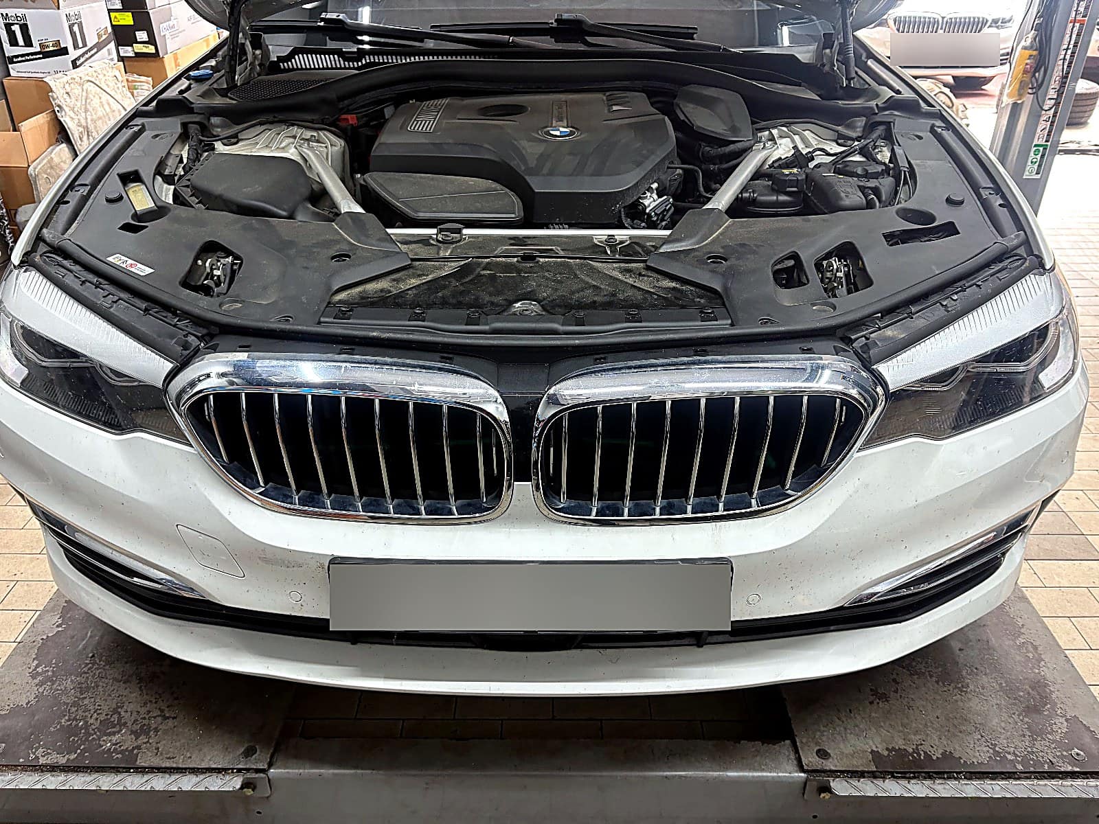 라디에이터 셔터와 그릴 교환 후 범퍼 조립까지 마친 BMW 520i 정면