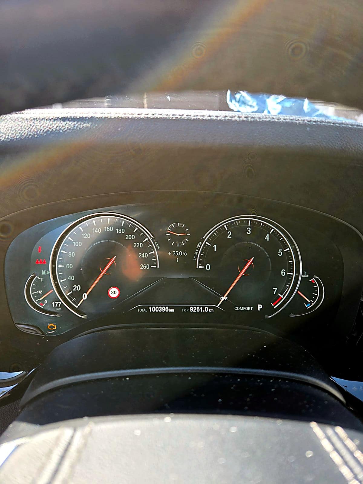 BMW 520i 계기판, 주행거리 100,396km와 켜져 있는 엔진 경고등