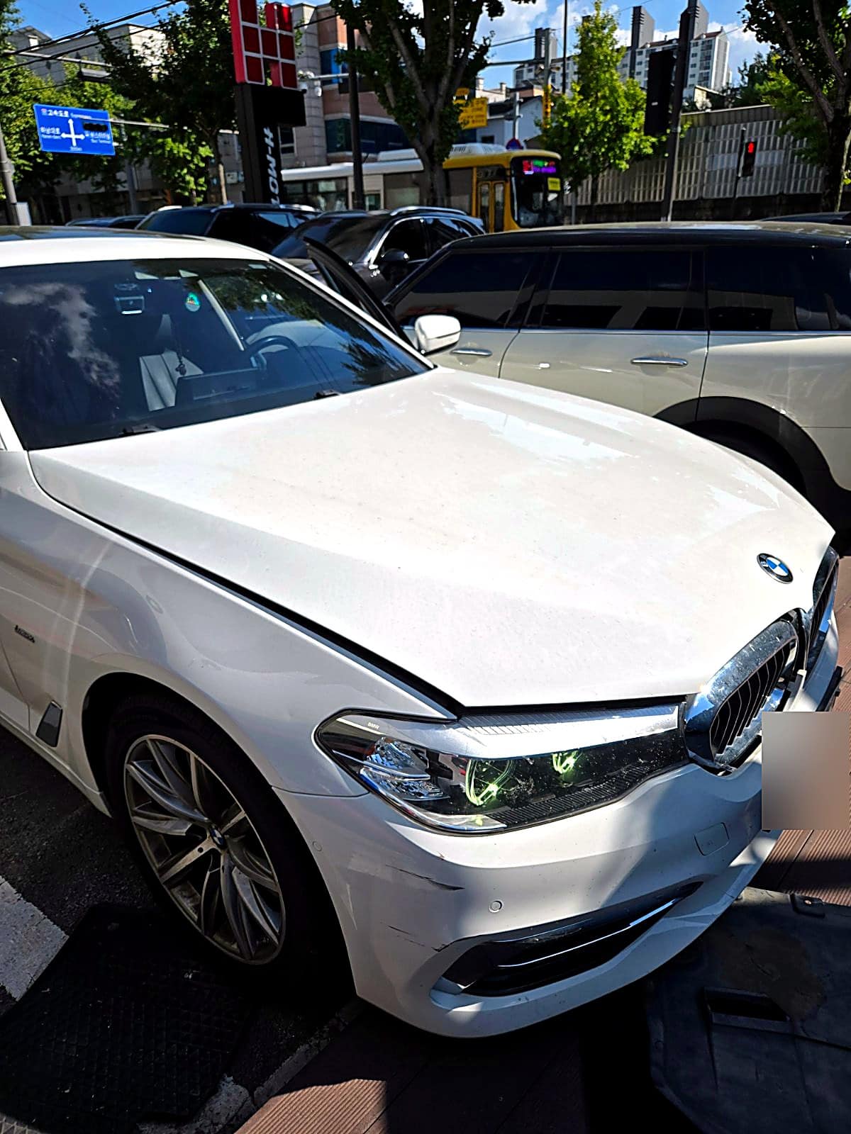 엔진 경고등으로 입고된 BMW 520i 앞모습, 라디에이터 셔터가 자리한 앞 그릴