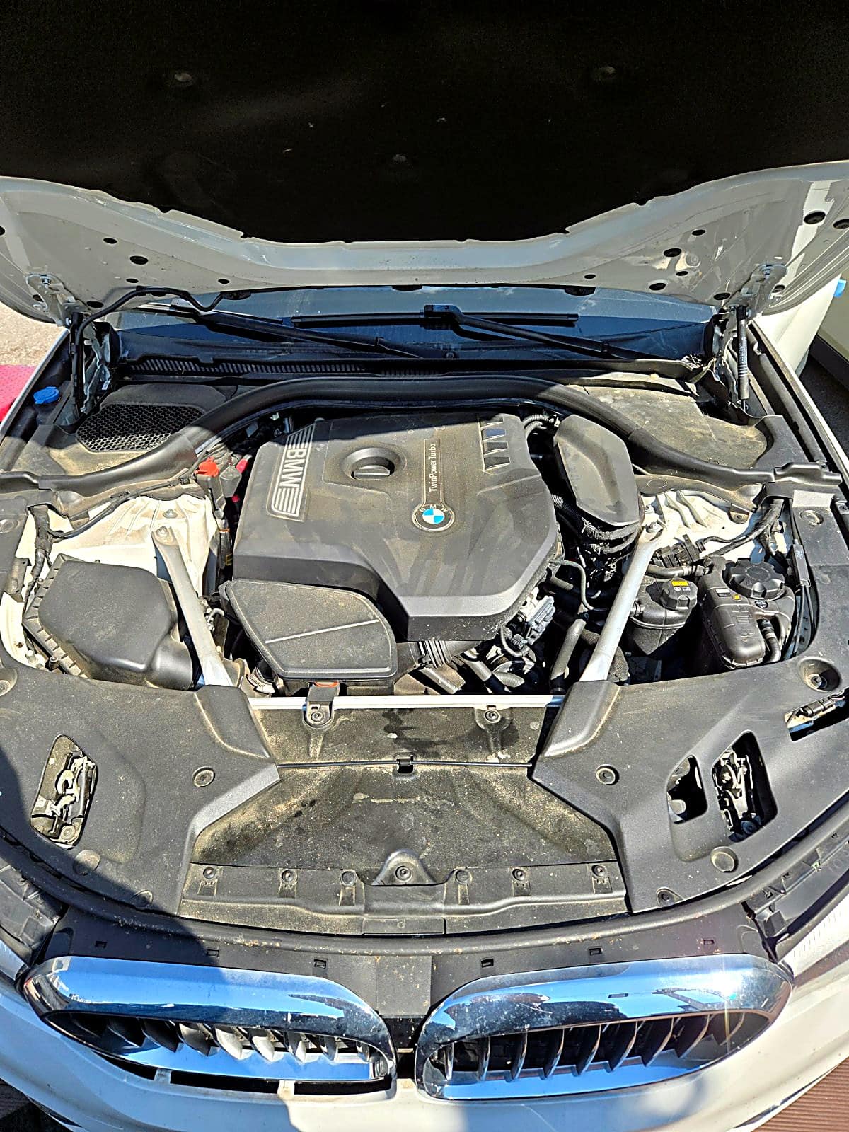 BMW 520i 엔진룸, 2.0 트윈파워 터보 엔진 커버