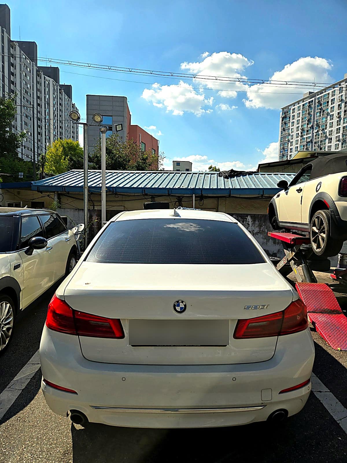 쌍촌본점 H모터스에 엔진 경고등으로 입고된 흰색 BMW 520i 후면