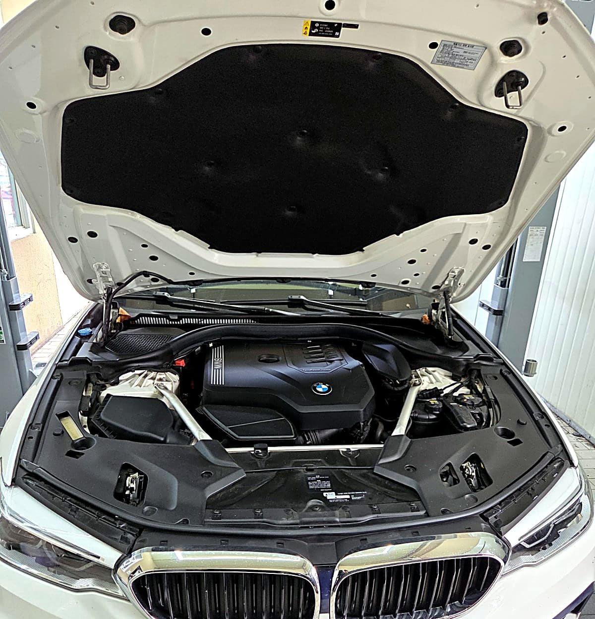수완광산점에 입고된 흰색 BMW 520i G30