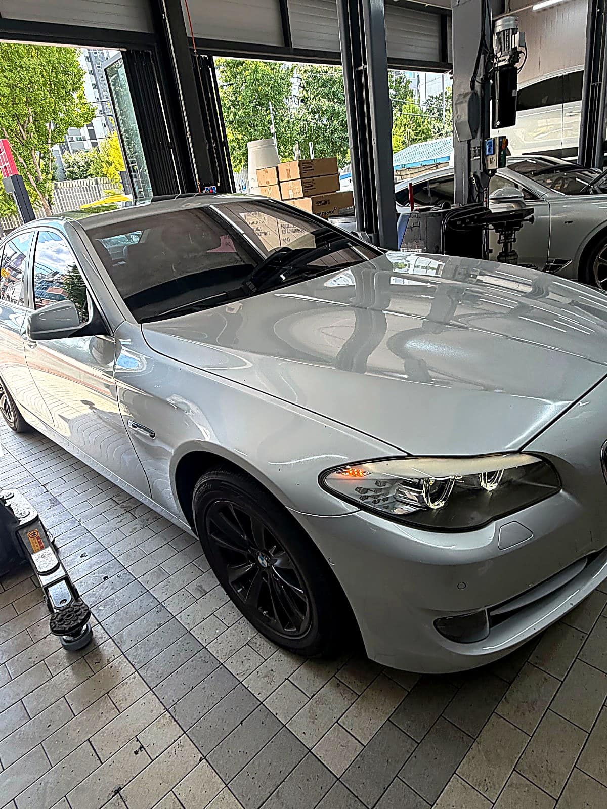 쌍촌본점에 입고된 은색 BMW 528i F10