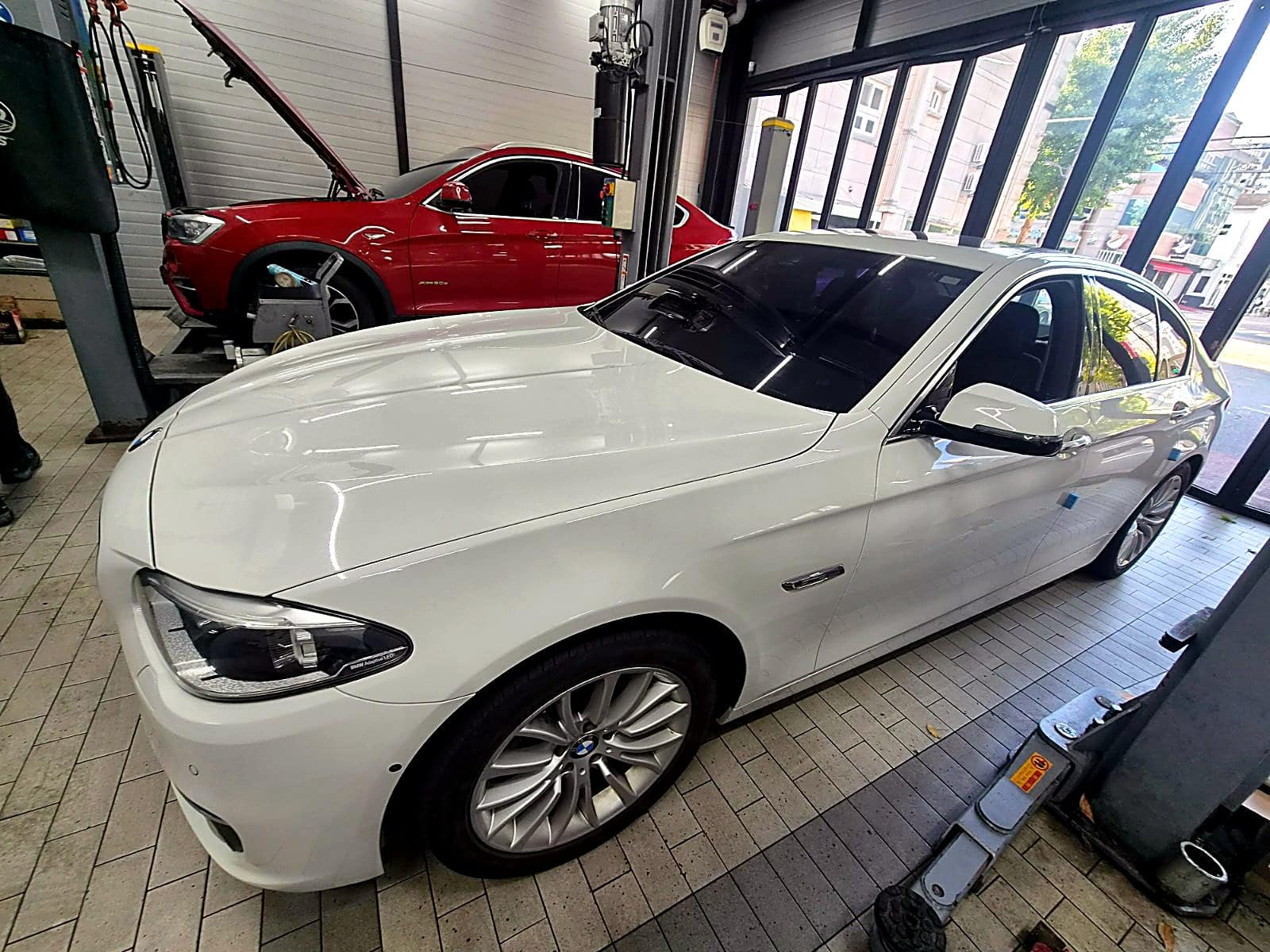 쌍촌본점에 입고된 흰색 BMW 528i