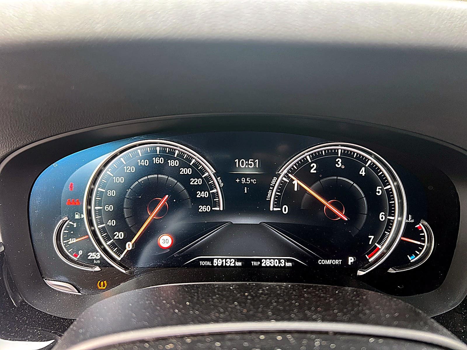 BMW 530i 계기판에 켜진 타이어 공기압 경고등
