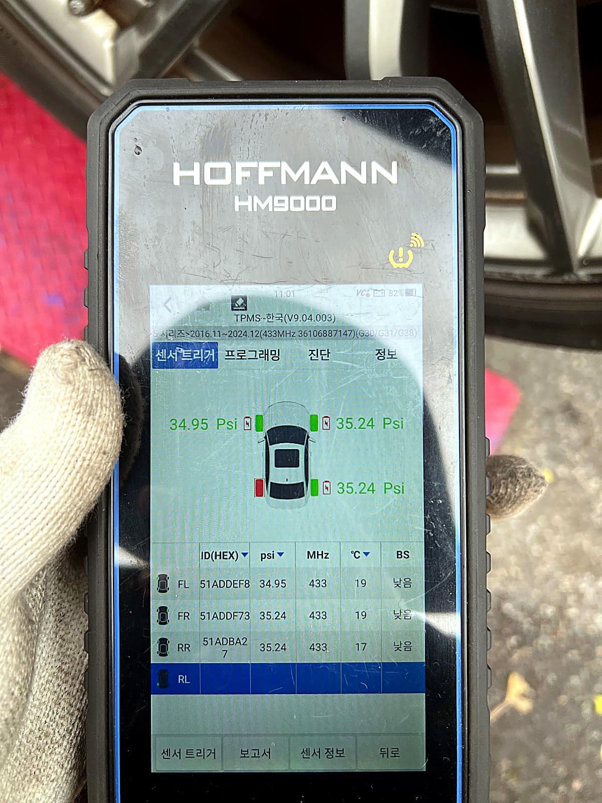 BMW 530i TPMS 센서를 측정기로 점검하는 화면