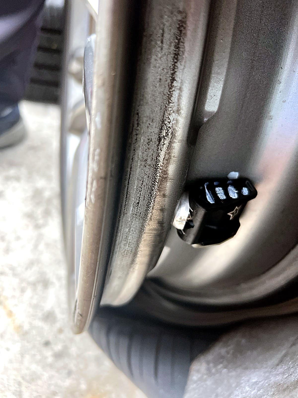 BMW 530i 휠 안쪽 TPMS 센서 위치