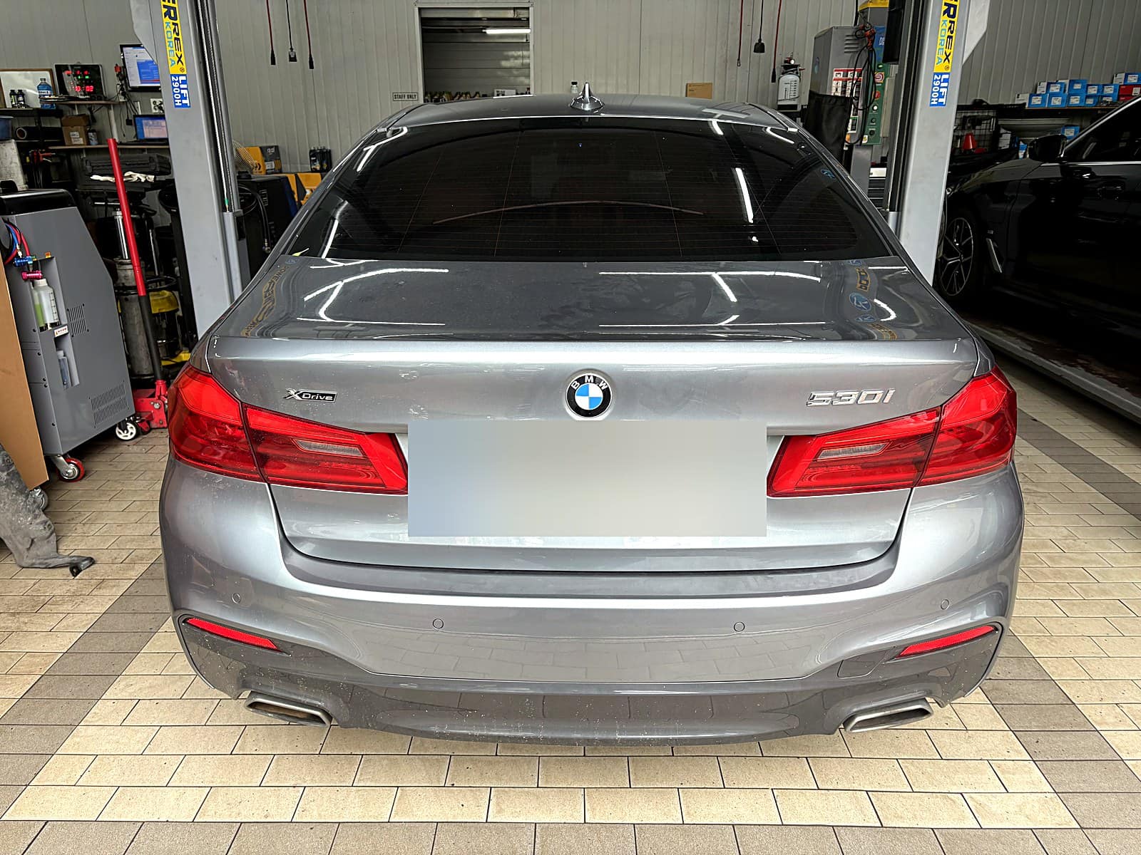 광주 H모터스에 입고된 BMW 530i 후면