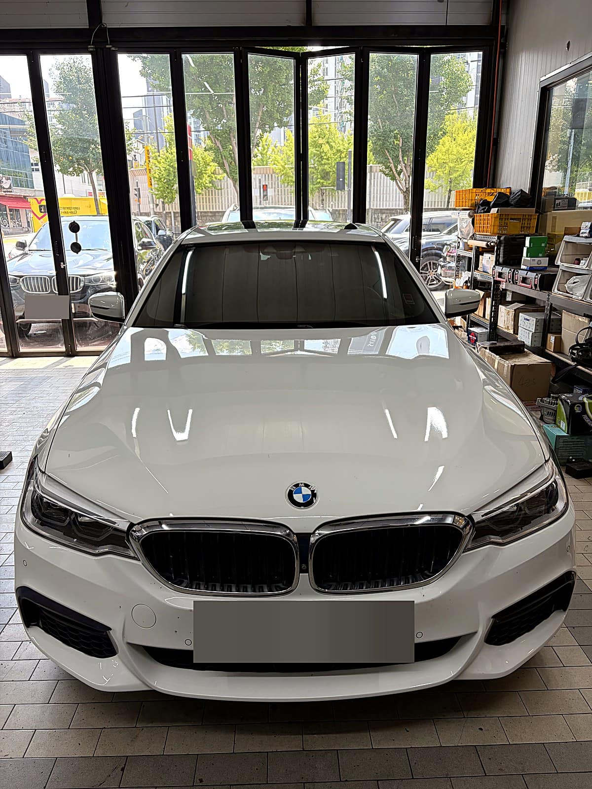 쌍촌본점 H모터스에 앞 브레이크 패드 교환으로 입고된 흰색 BMW 540i M스포츠 전면