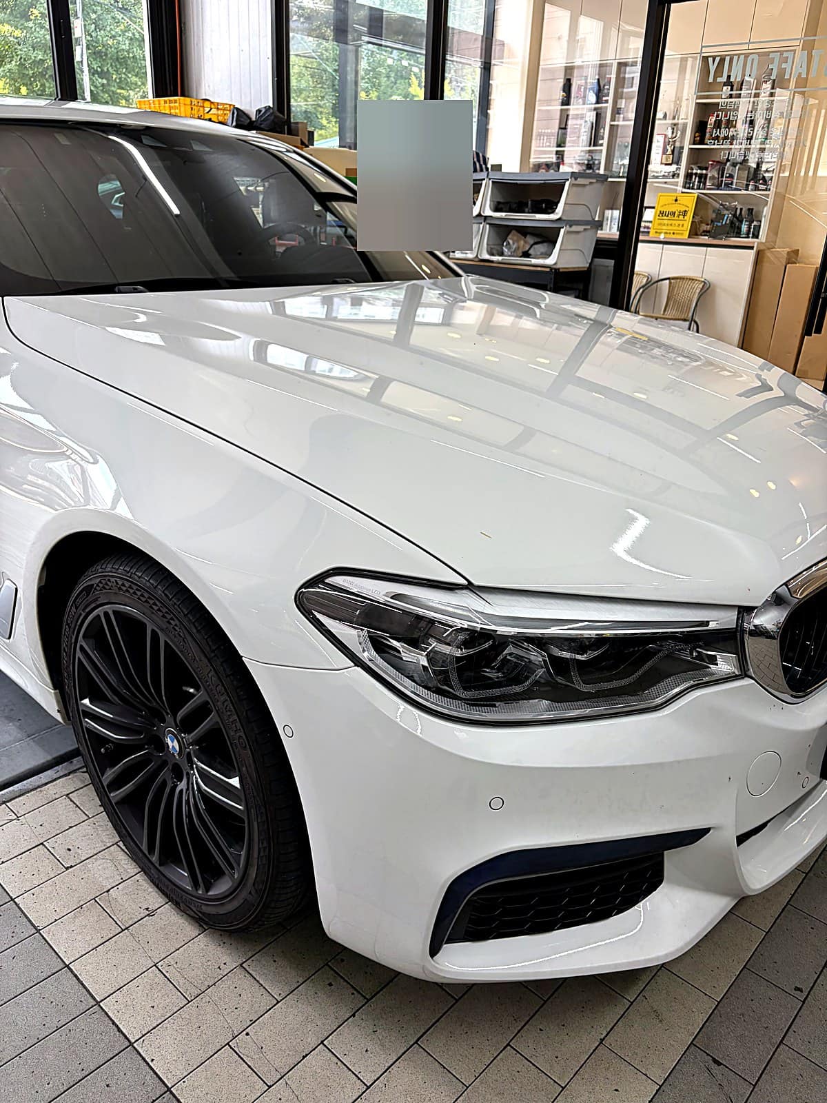 BMW 540i M스포츠 측면, 관리 상태가 좋은 흰색 차체