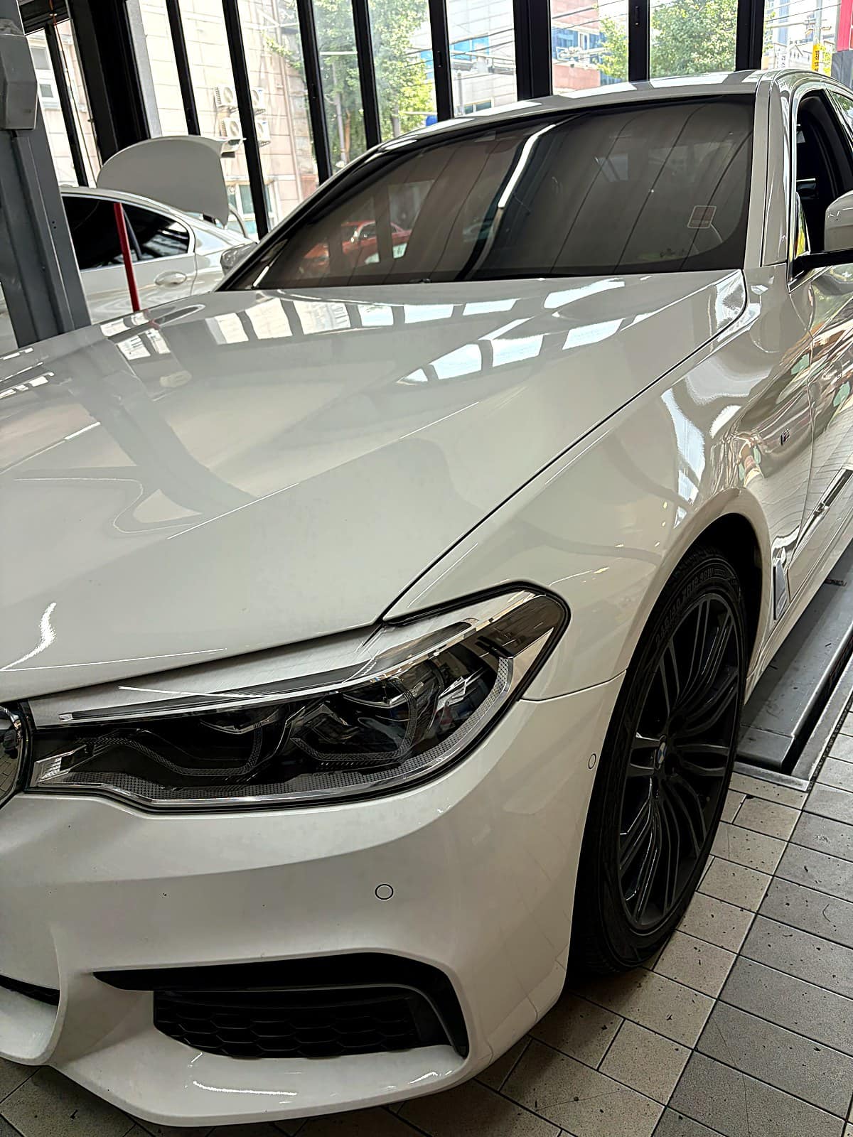 BMW 540i M스포츠 전측면, M스포츠 사양 휠과 브레이크