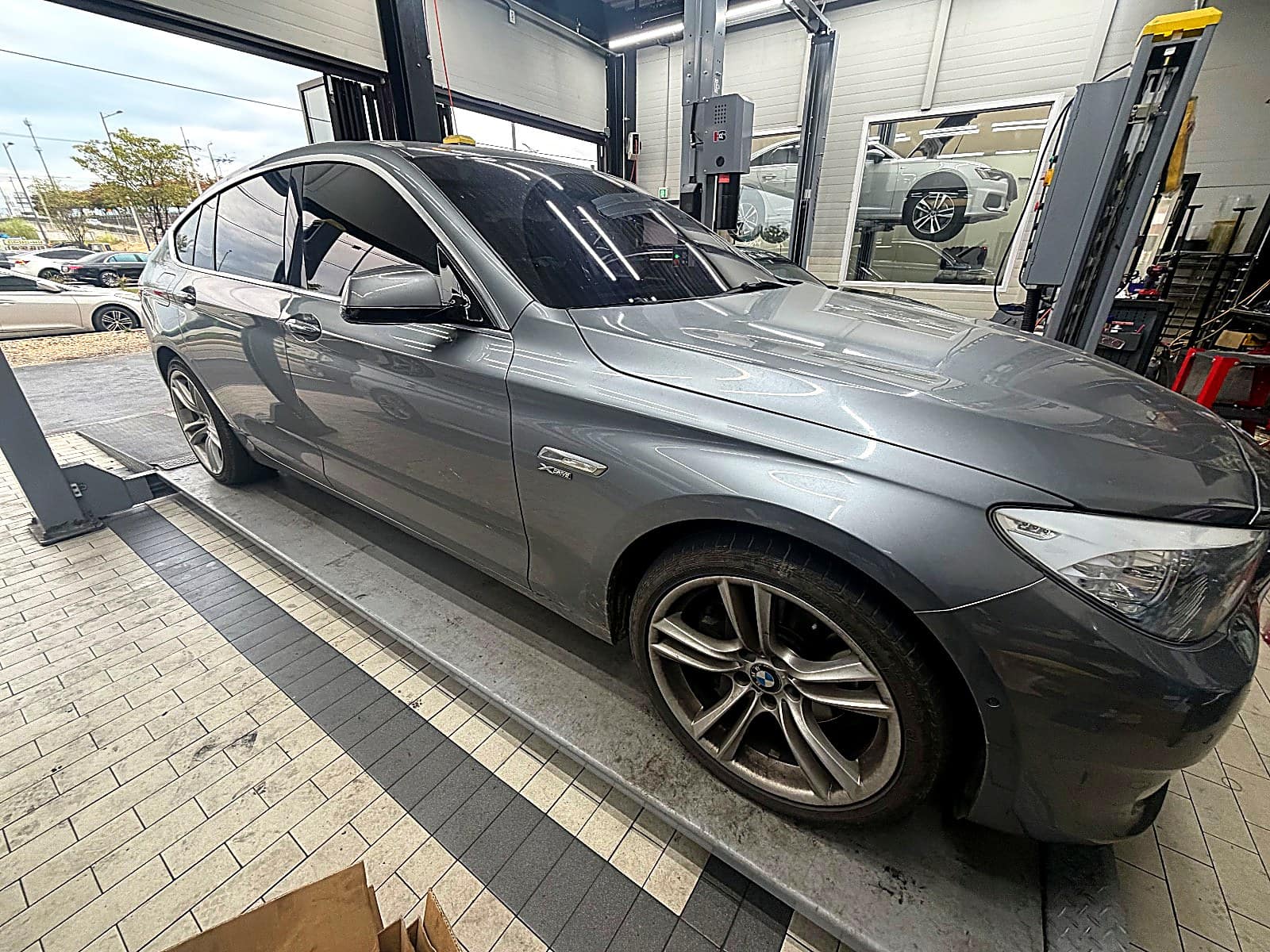 수완광산점에 입고된 회색 BMW 5GT
