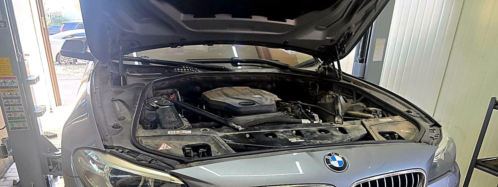 입고된 BMW 520d 엔진룸