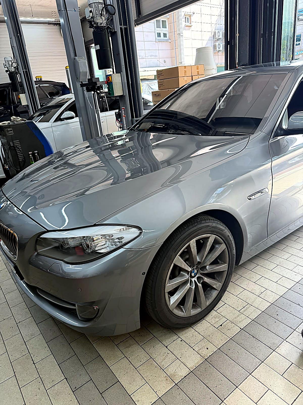 쌍촌본점에 입고된 회색 BMW 5시리즈 F10