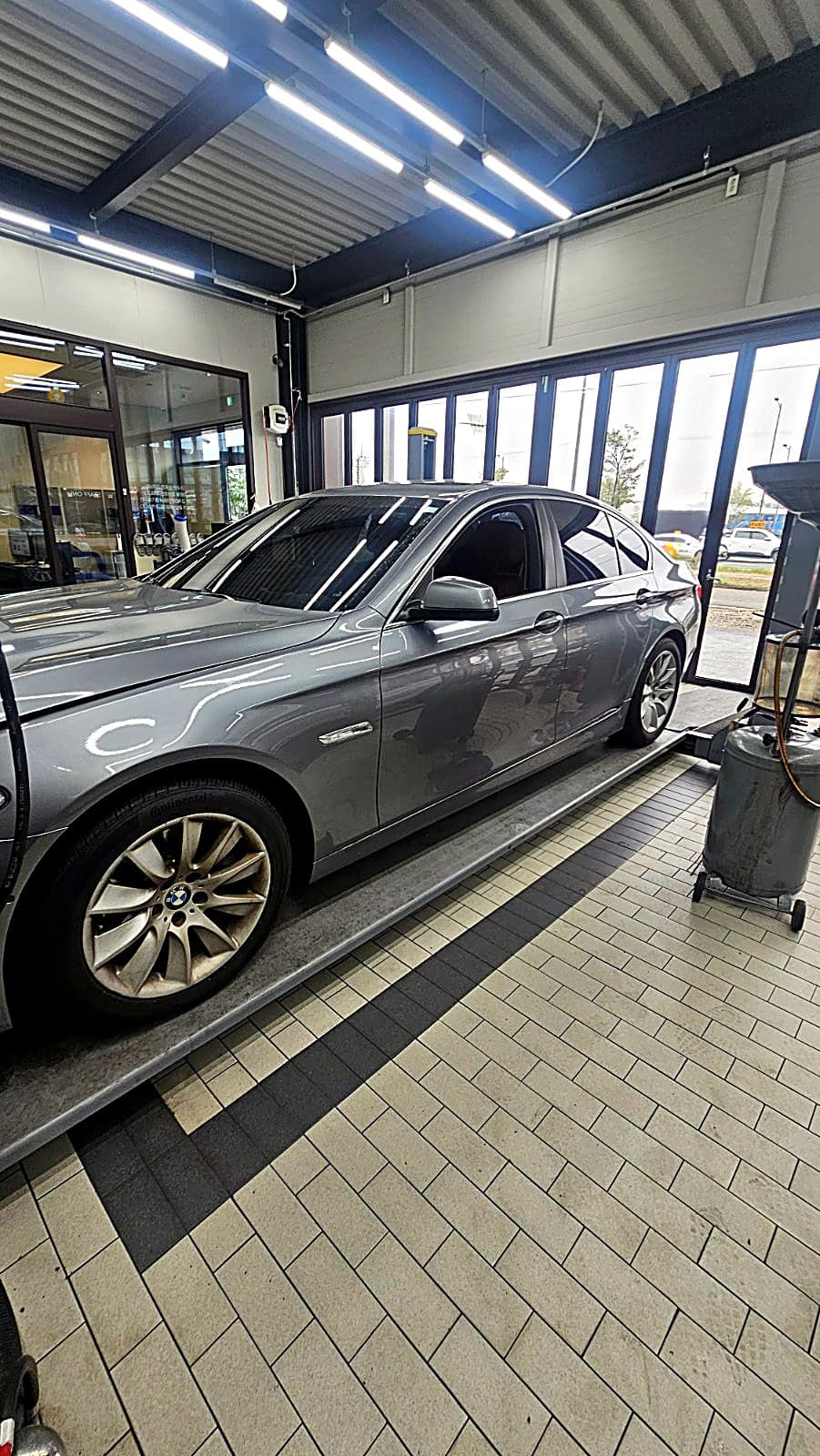 수완광산점에 입고된 회색 BMW 5시리즈 F10 옆모습