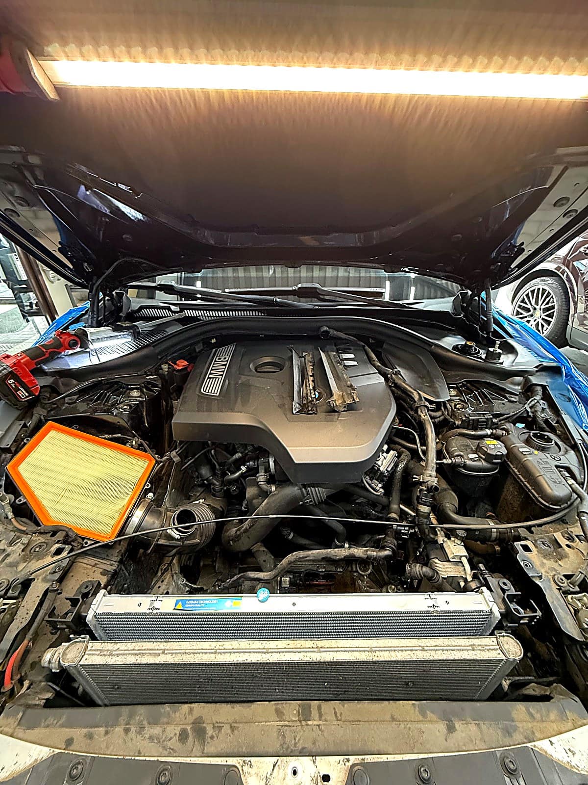 BMW 5시리즈 라디에이터를 뗀 앞부분
