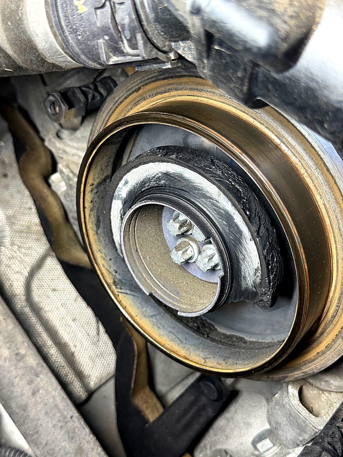 고무 부분이 갈라지고 떨어져 나간 BMW G30 댐퍼풀리
