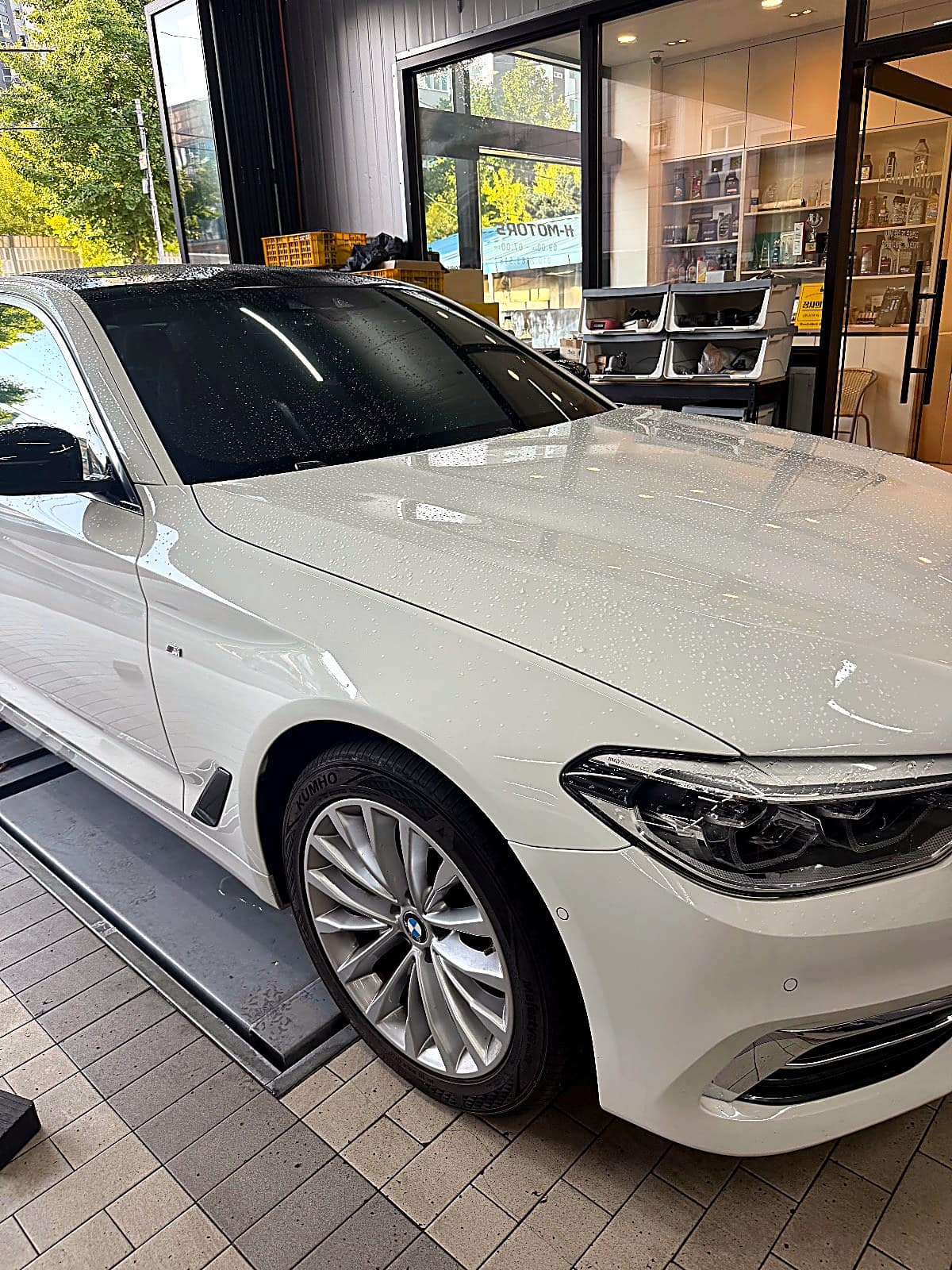 쌍촌본점에 입고된 흰색 BMW 5시리즈 G30