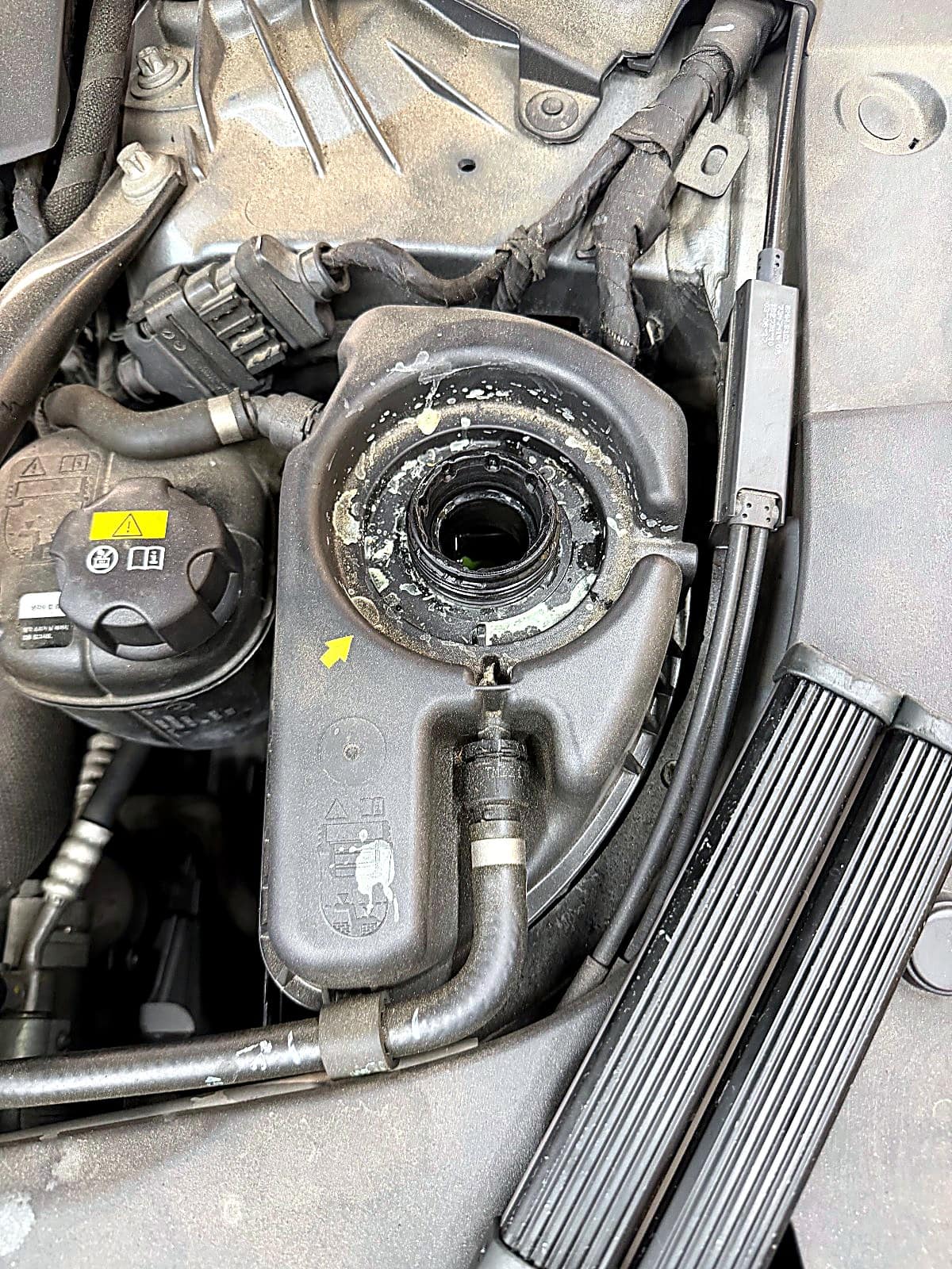 BMW 5시리즈 냉각수 보조탱크