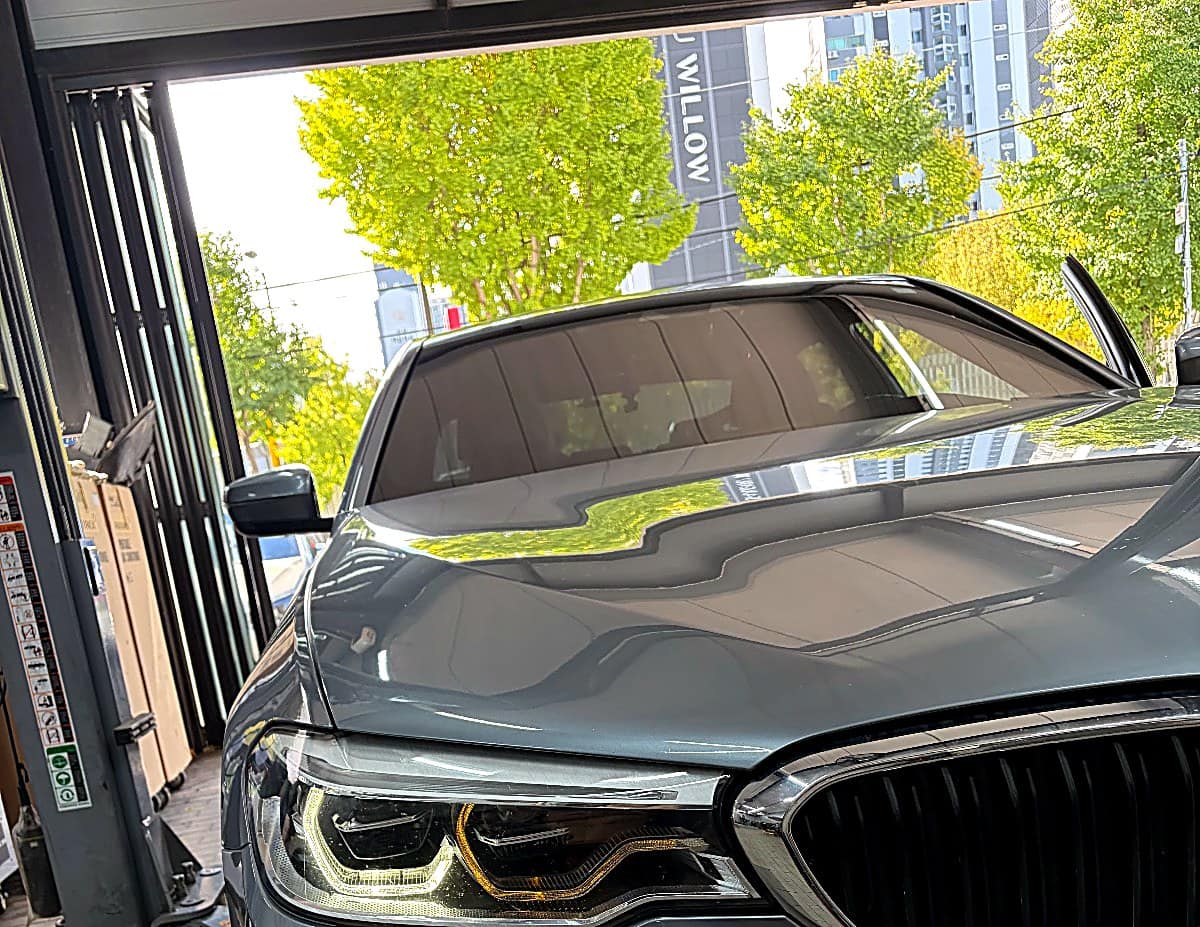 BMW 헤드램프의 엔젤아이 점등 모습