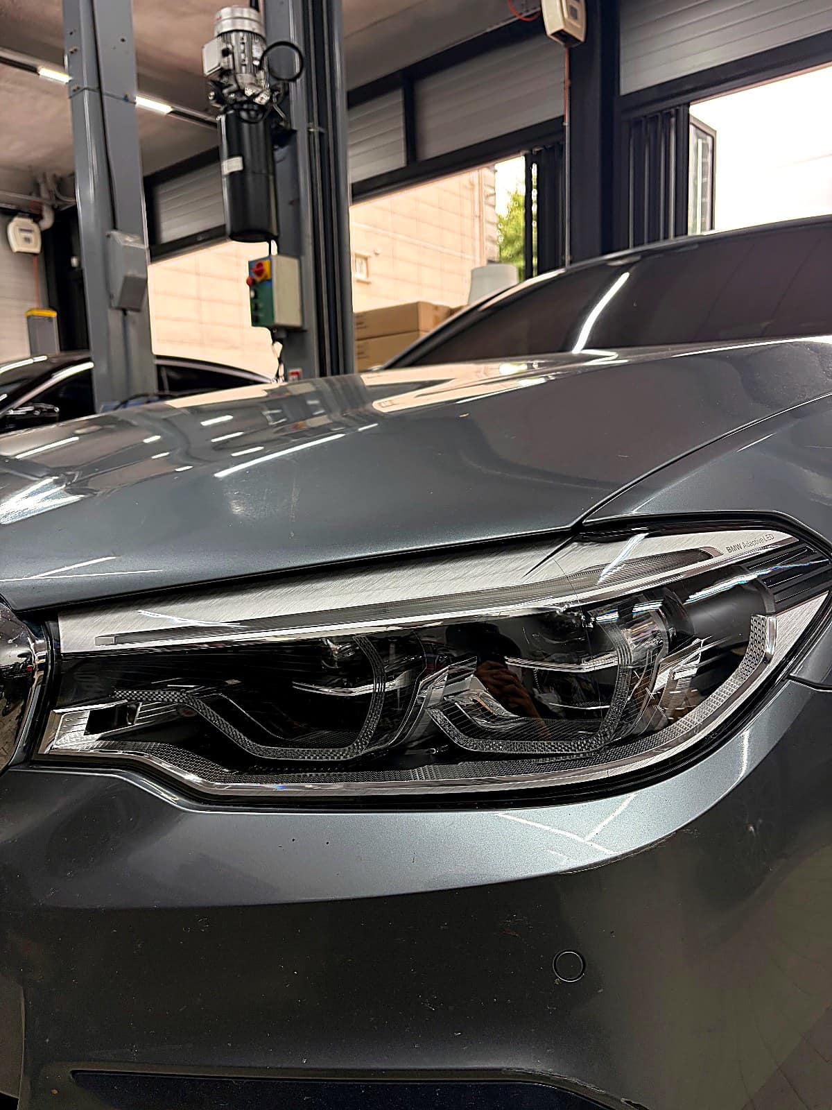 수리 후 불이 들어온 BMW 5시리즈의 엔젤아이 헤드램프