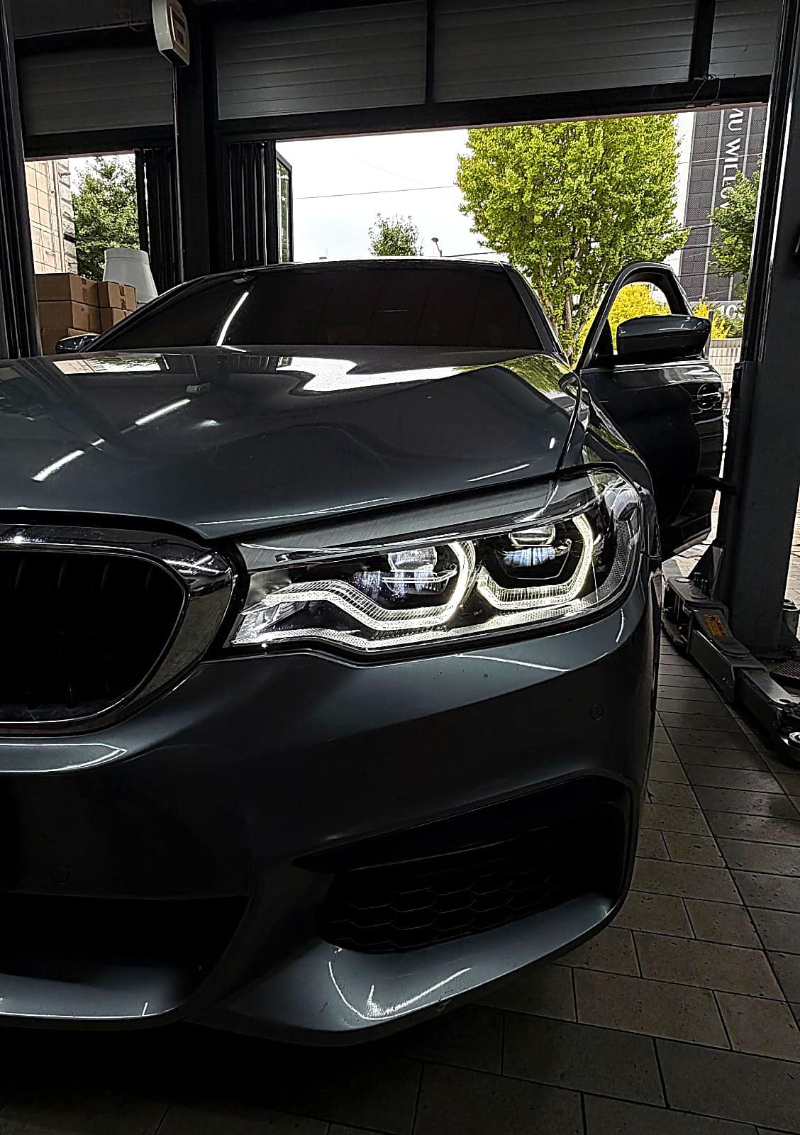 BMW 5시리즈 엔젤아이 점등 모습 정면