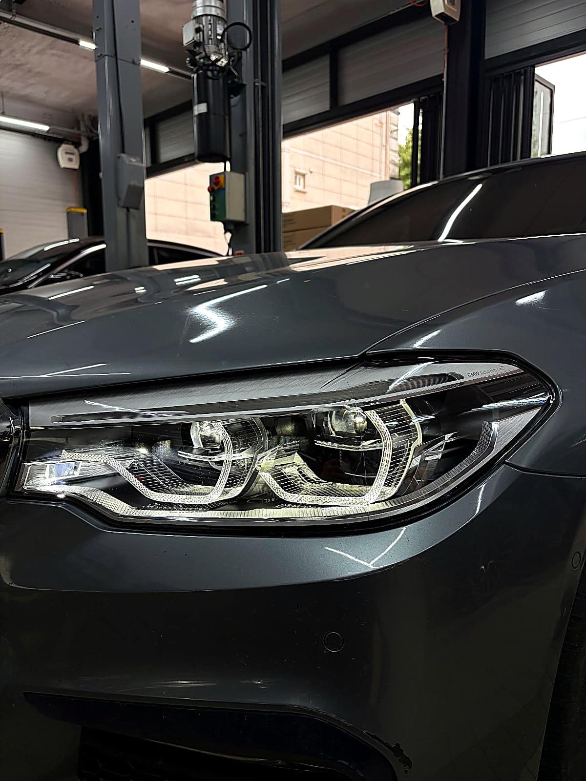 BMW 5시리즈 엔젤아이 점등 모습 측면