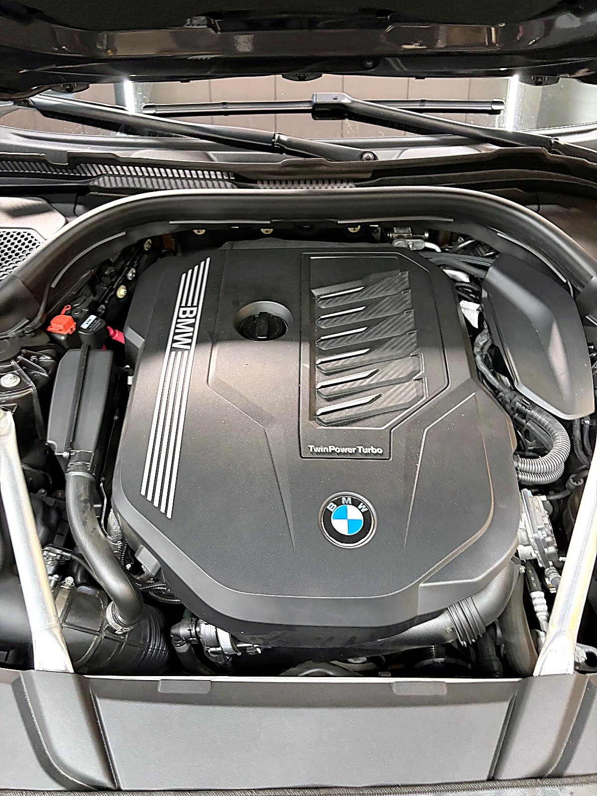 BMW 630i GT 보닛을 열고 확인한 엔진룸, BMW TwinPower Turbo 엔진 커버