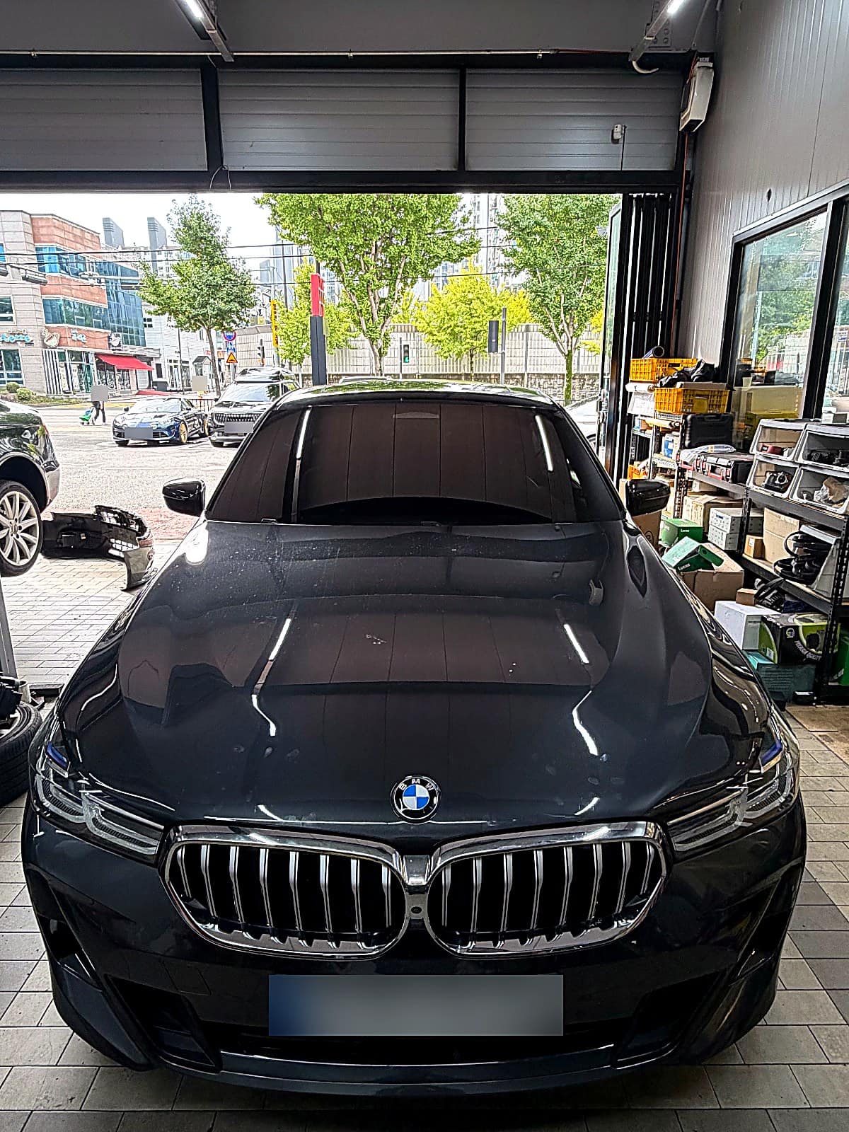 광주 쌍촌본점 H모터스에 소음 점검과 엔진오일 교환으로 입고된 검정 BMW 630i GT 정면