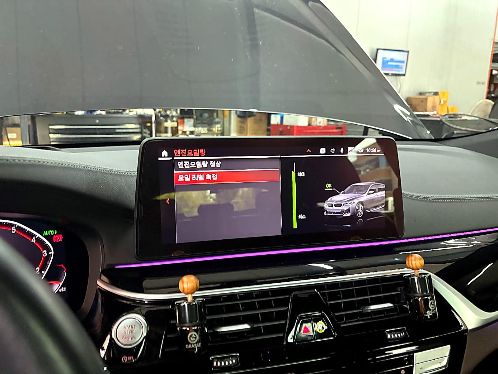 BMW 630i GT iDrive 화면의 엔진오일량 측정 결과, 「엔진오일량 정상」 표시