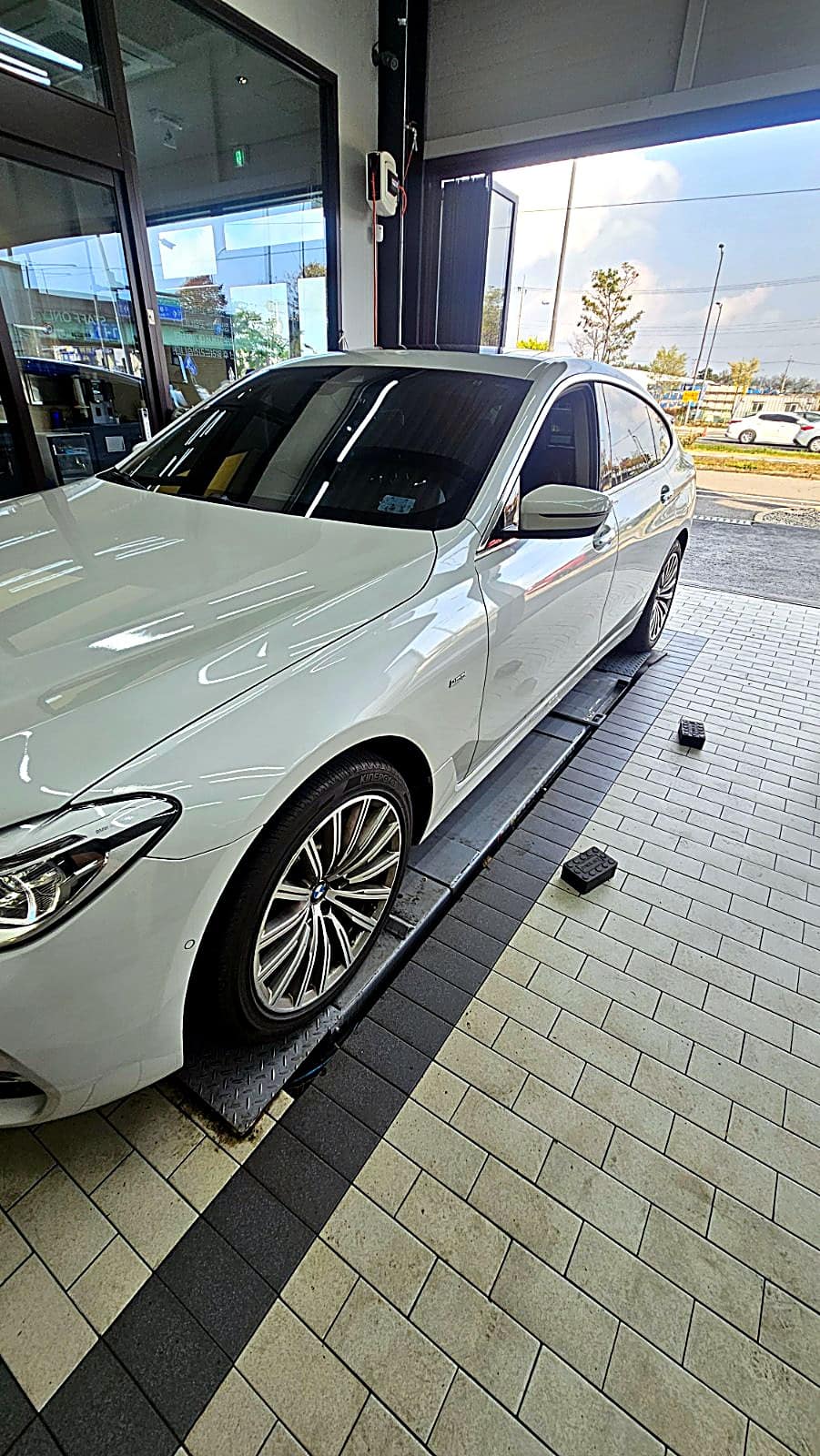 수완광산점에 입고된 흰색 BMW 6시리즈 GT 옆모습