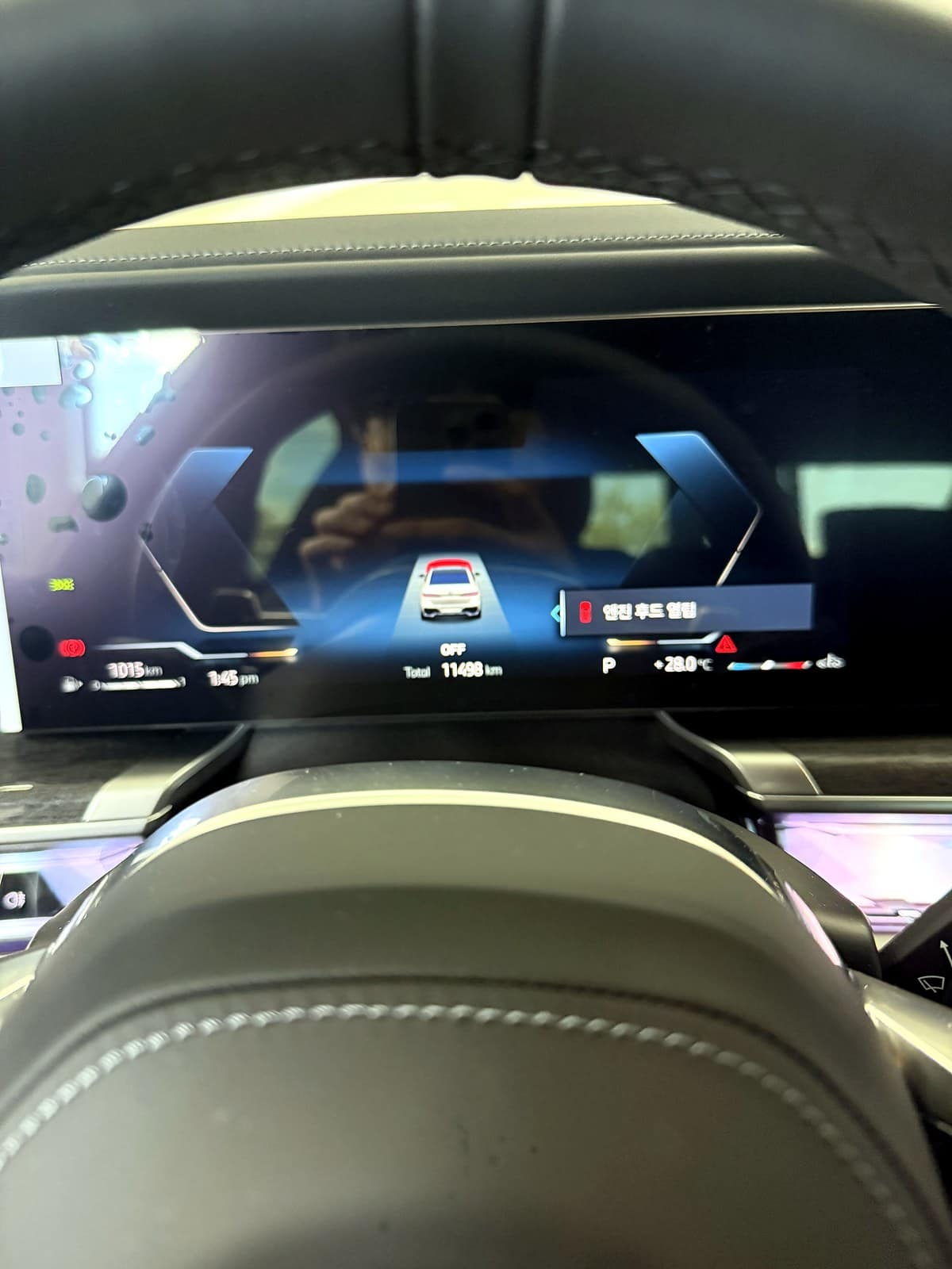 엔진오일 교환 작업 중 BMW 740i xDrive 계기판에 표시된 총 주행거리와 엔진 후드 열림 안내