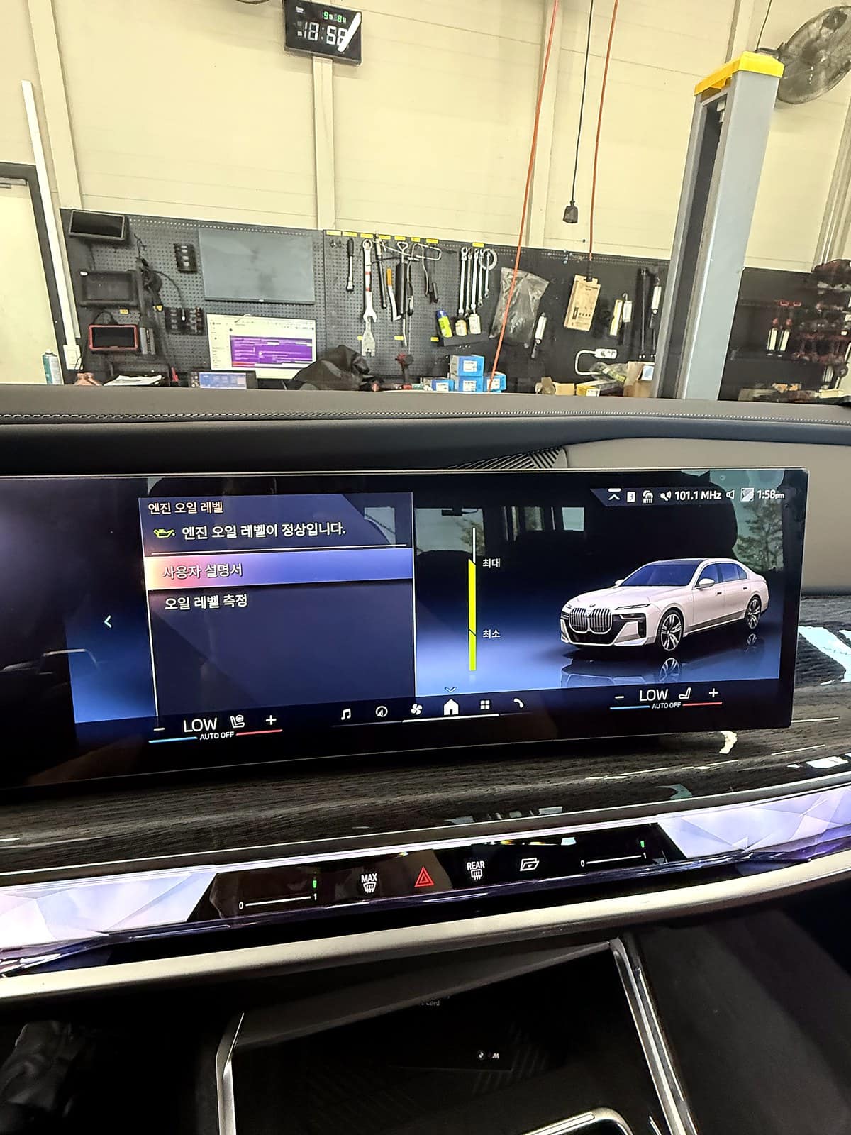 BMW 740i xDrive iDrive 화면에 엔진 오일 레벨이 정상으로 표시된 모습