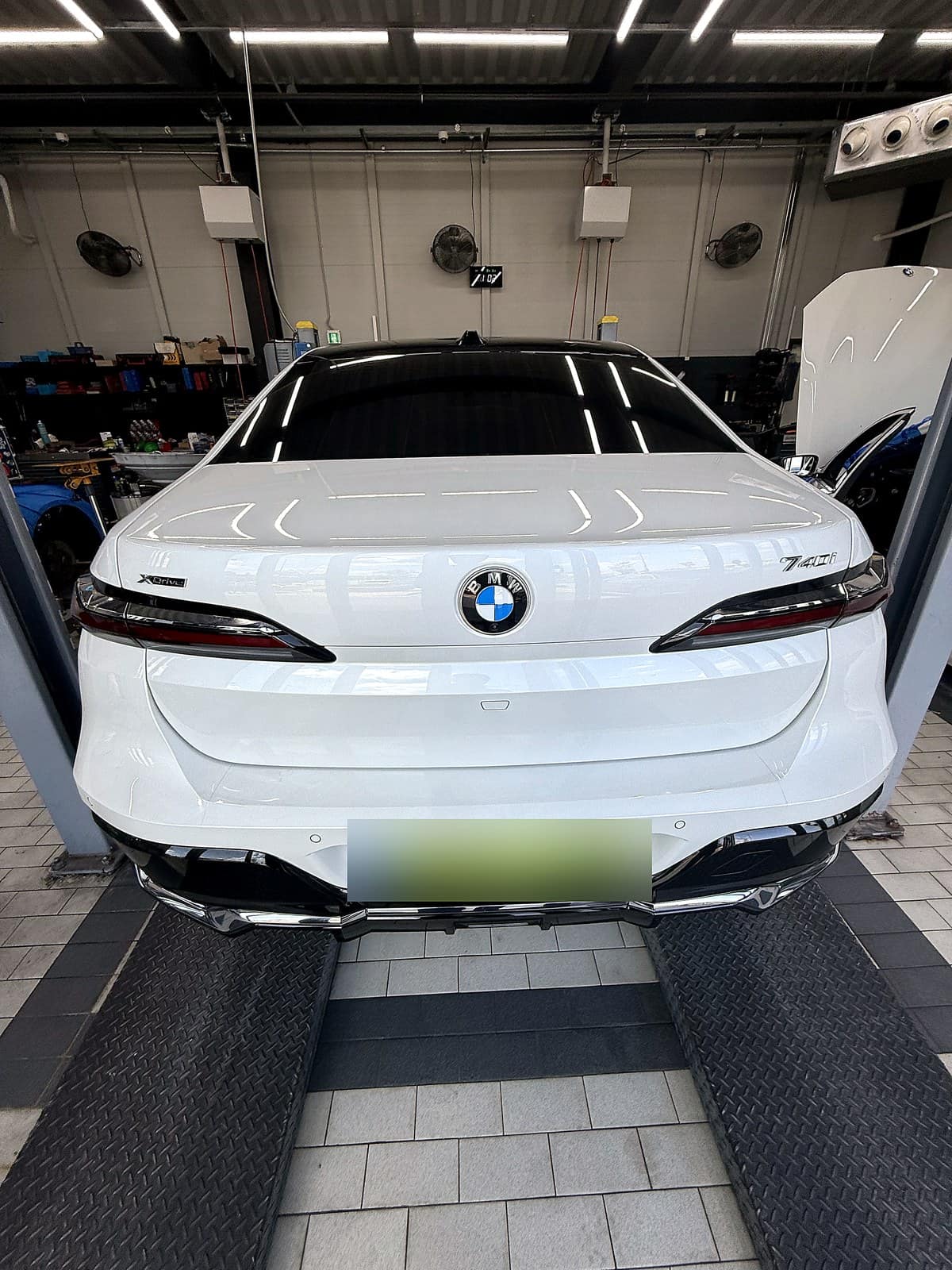 광주 H모터스 수완광산점에 엔진오일 교환으로 입고된 BMW 740i xDrive 뒷모습, 740i xDrive 배지가 보이는 모습