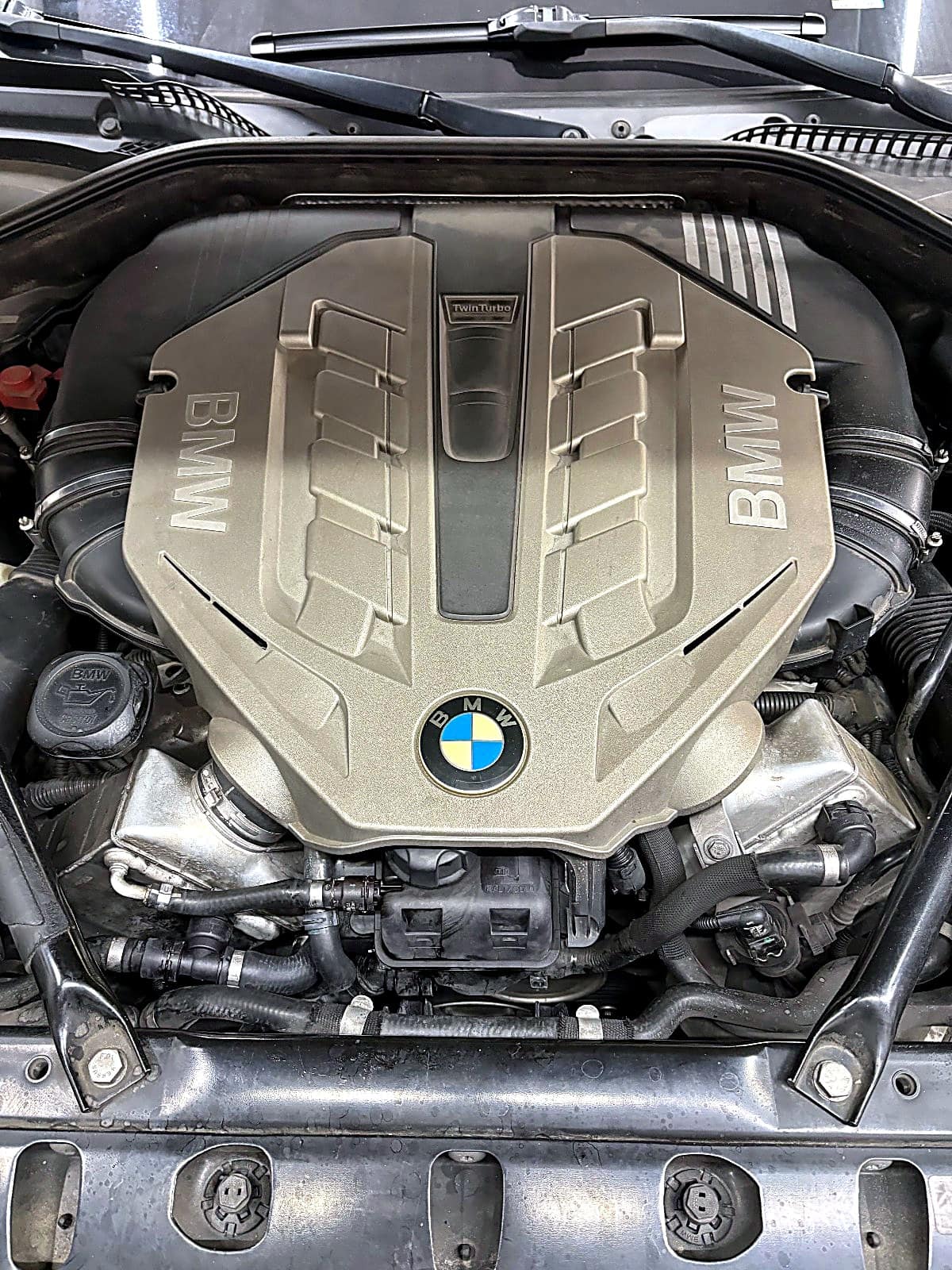 BMW 750Li 엔진 커버