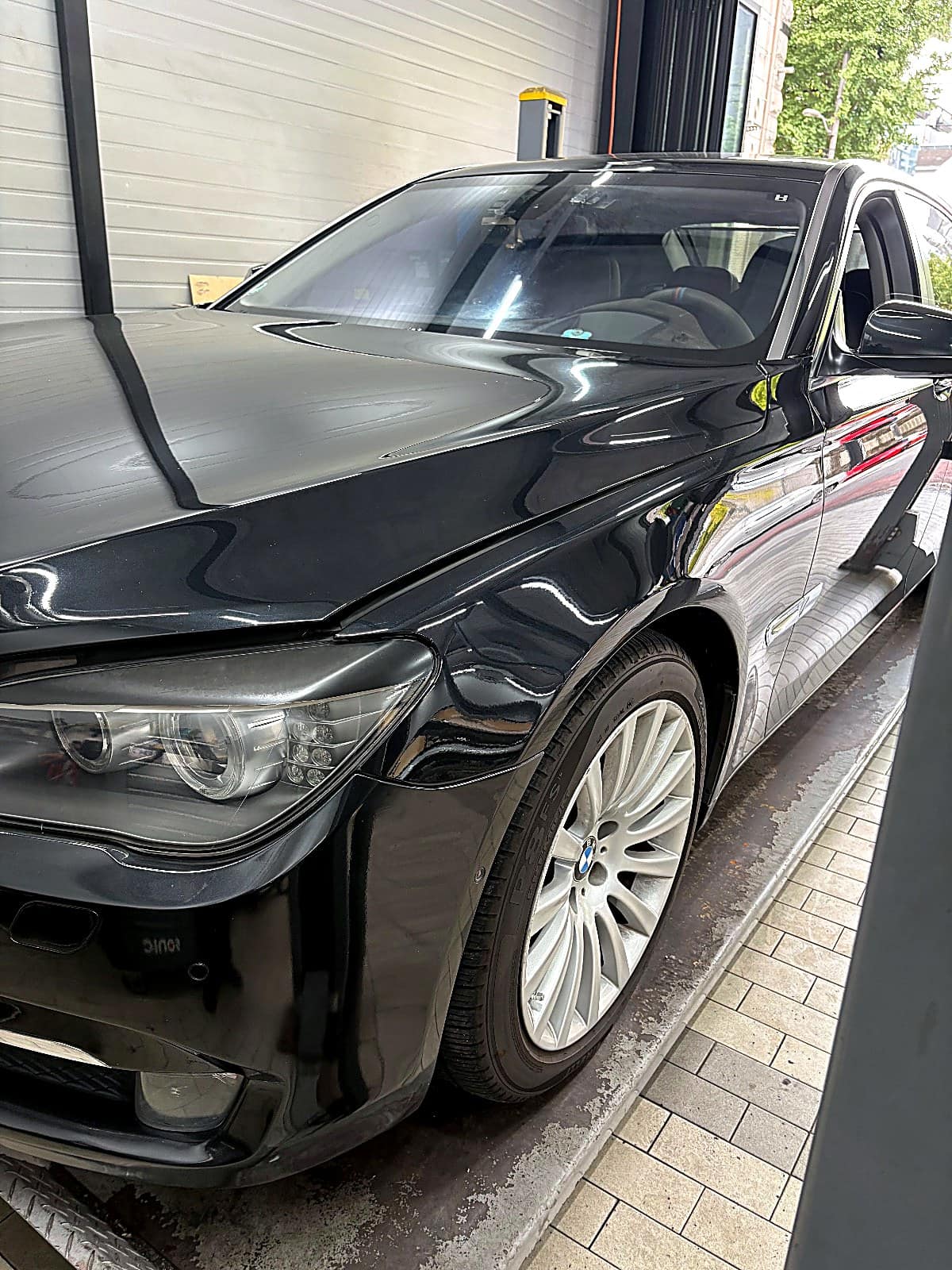 쌍촌본점에 입고된 검은색 BMW 750Li 앞모습