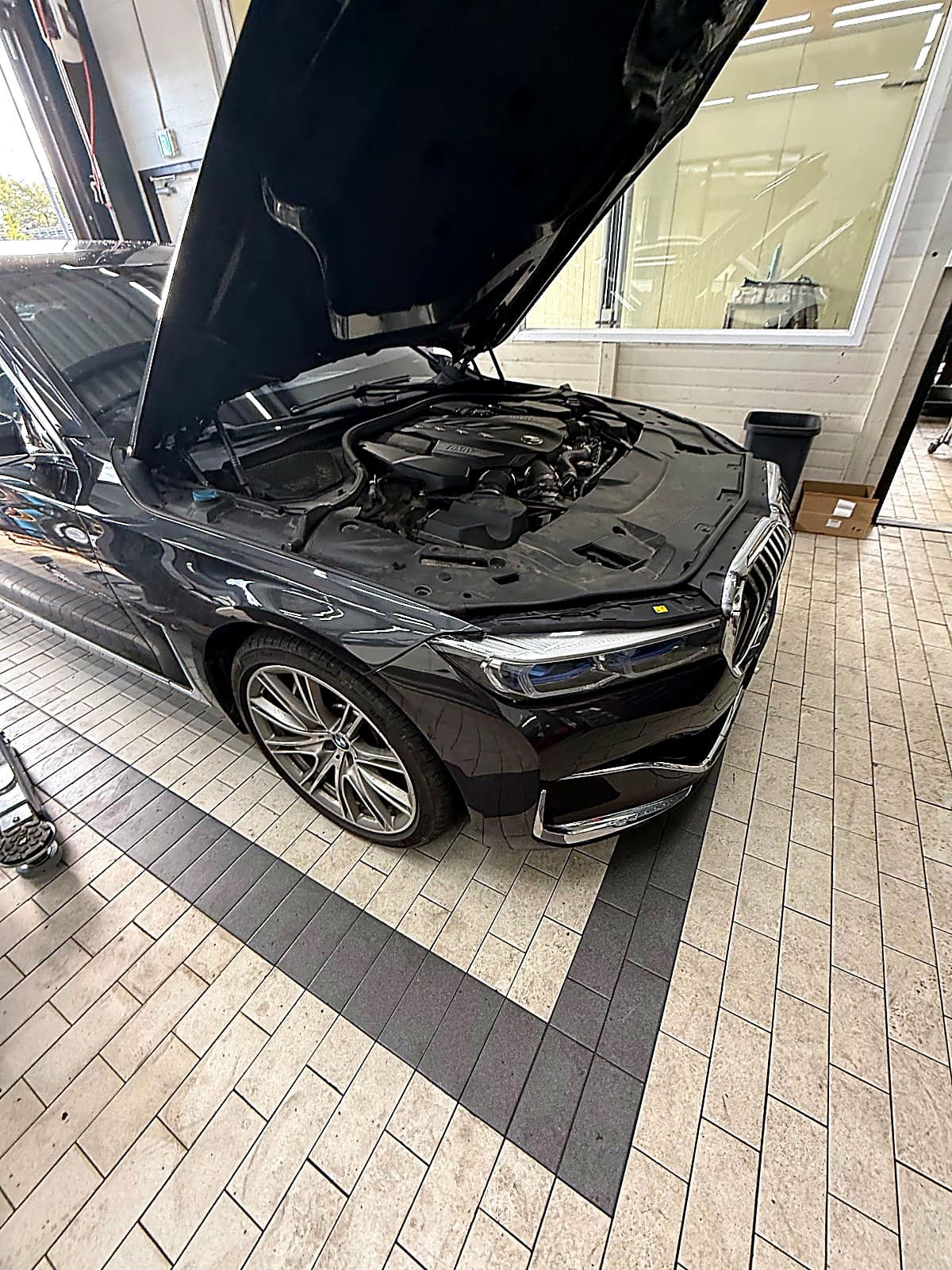 입고된 BMW 7시리즈 엔진룸
