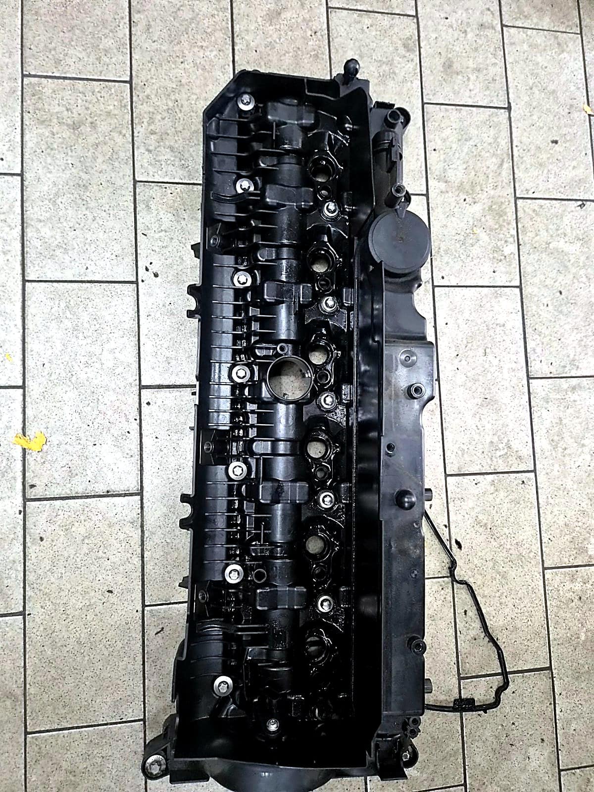 BMW 7시리즈에서 떼어 낸 기존 헤드커버