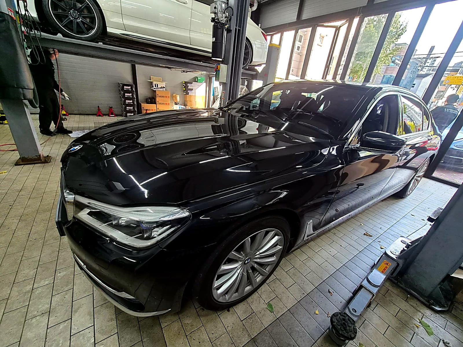 쌍촌본점에 입고된 검은색 BMW 7시리즈
