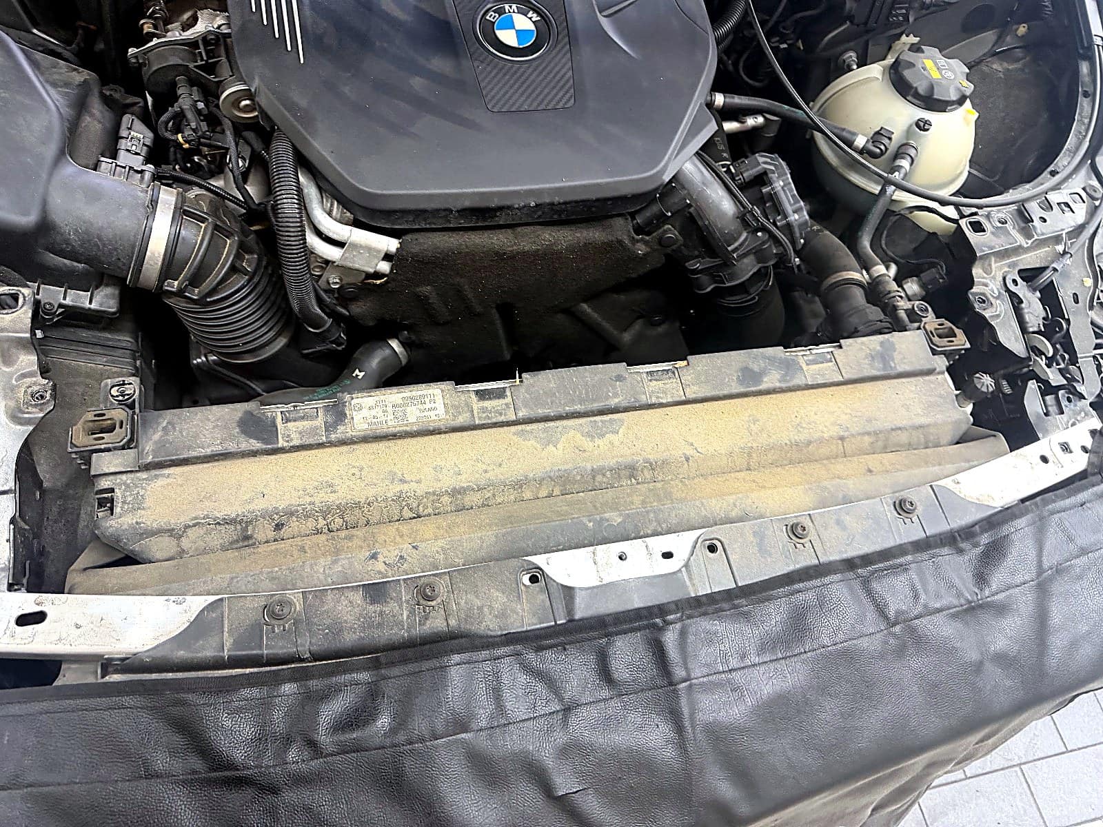 냉각팬을 떼어 낸 BMW 7시리즈 라디에이터 앞 모습